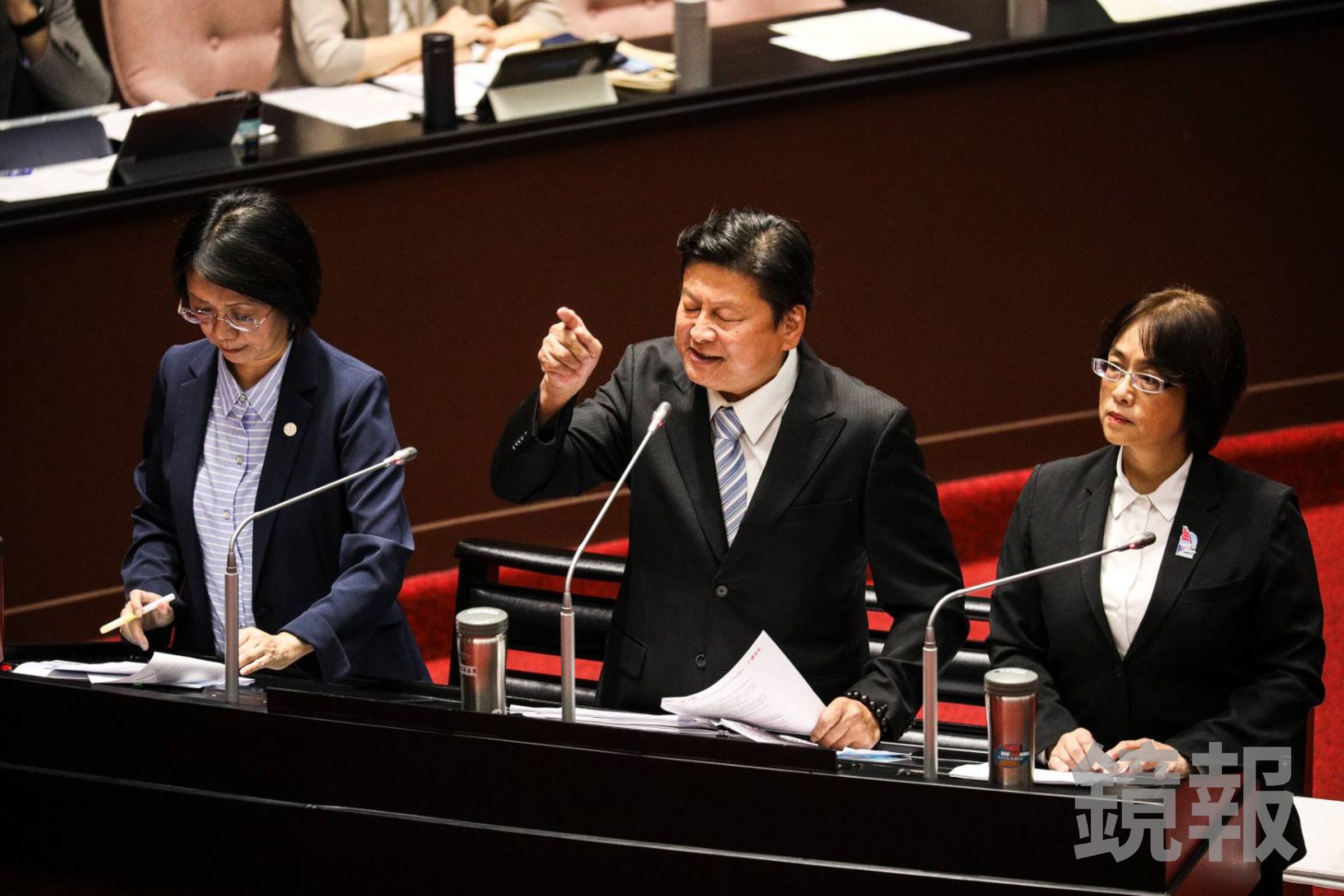 傅崐萁7日在院會質詢卓榮泰時不斷跳針狂問疏散計畫，一再強調責任在中央。（鏡報鄒保祥）