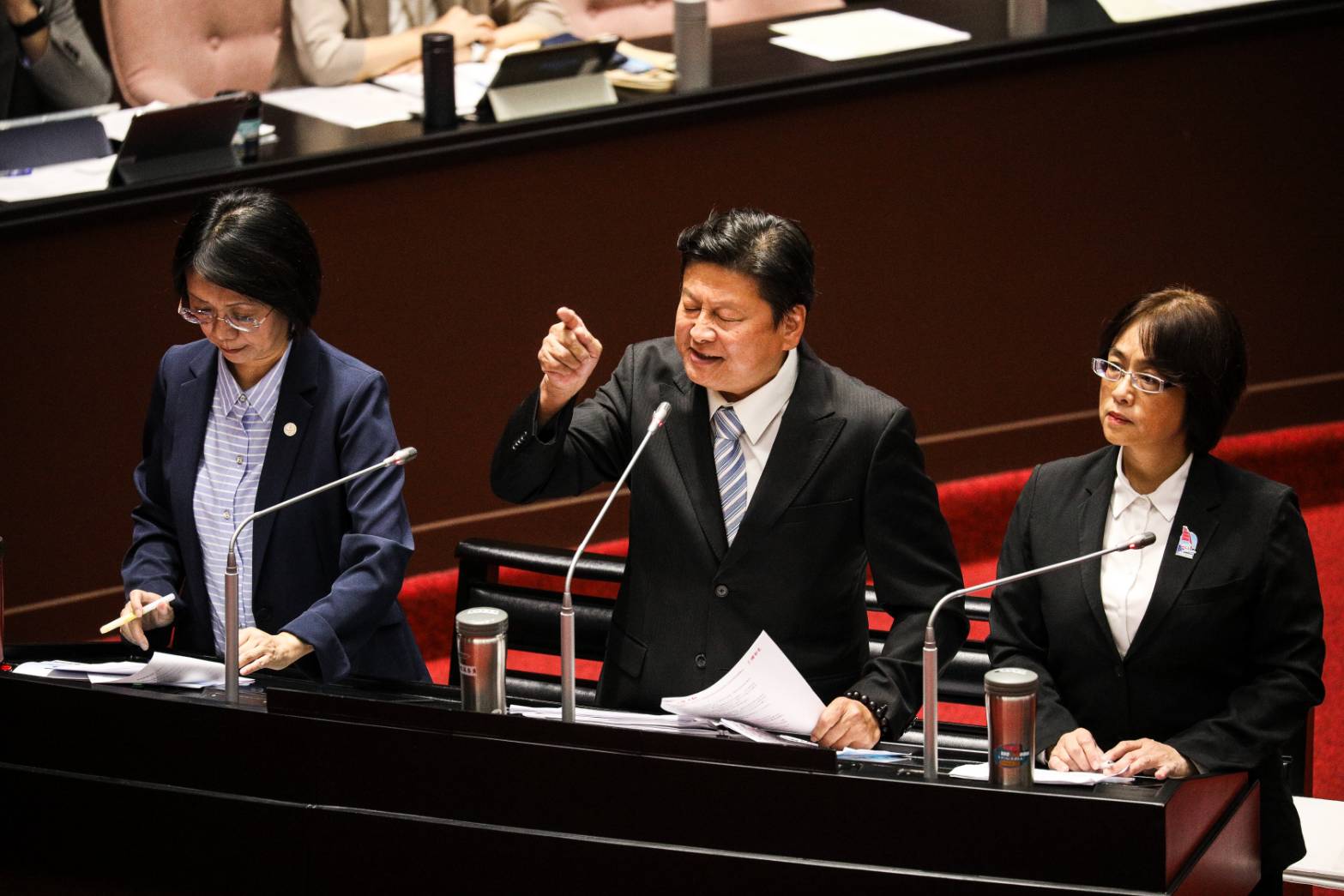 傅崐萁7日在院會質詢卓榮泰時不斷跳針狂問疏散計畫，一再強調責任在中央。（鏡報鄒保祥）