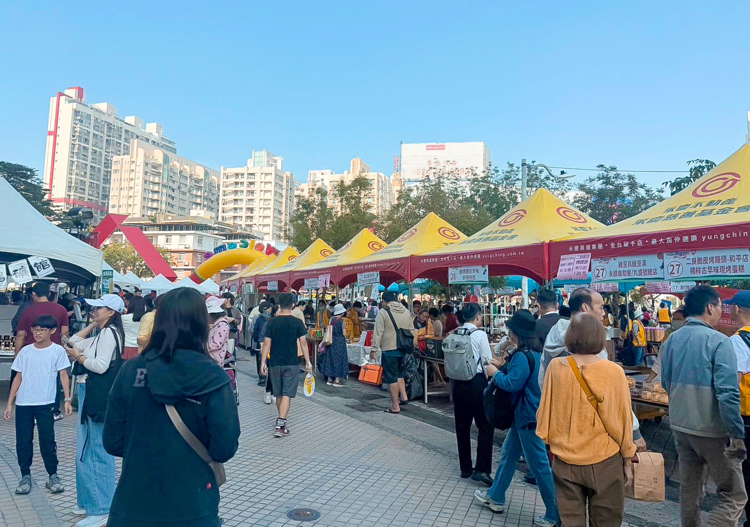 除了捐款外，永慶加盟四品牌高雄區經管會還免費贊助活動帳篷給創世基金會的「院望啟程公益園遊會」。（永慶房產集團提供）