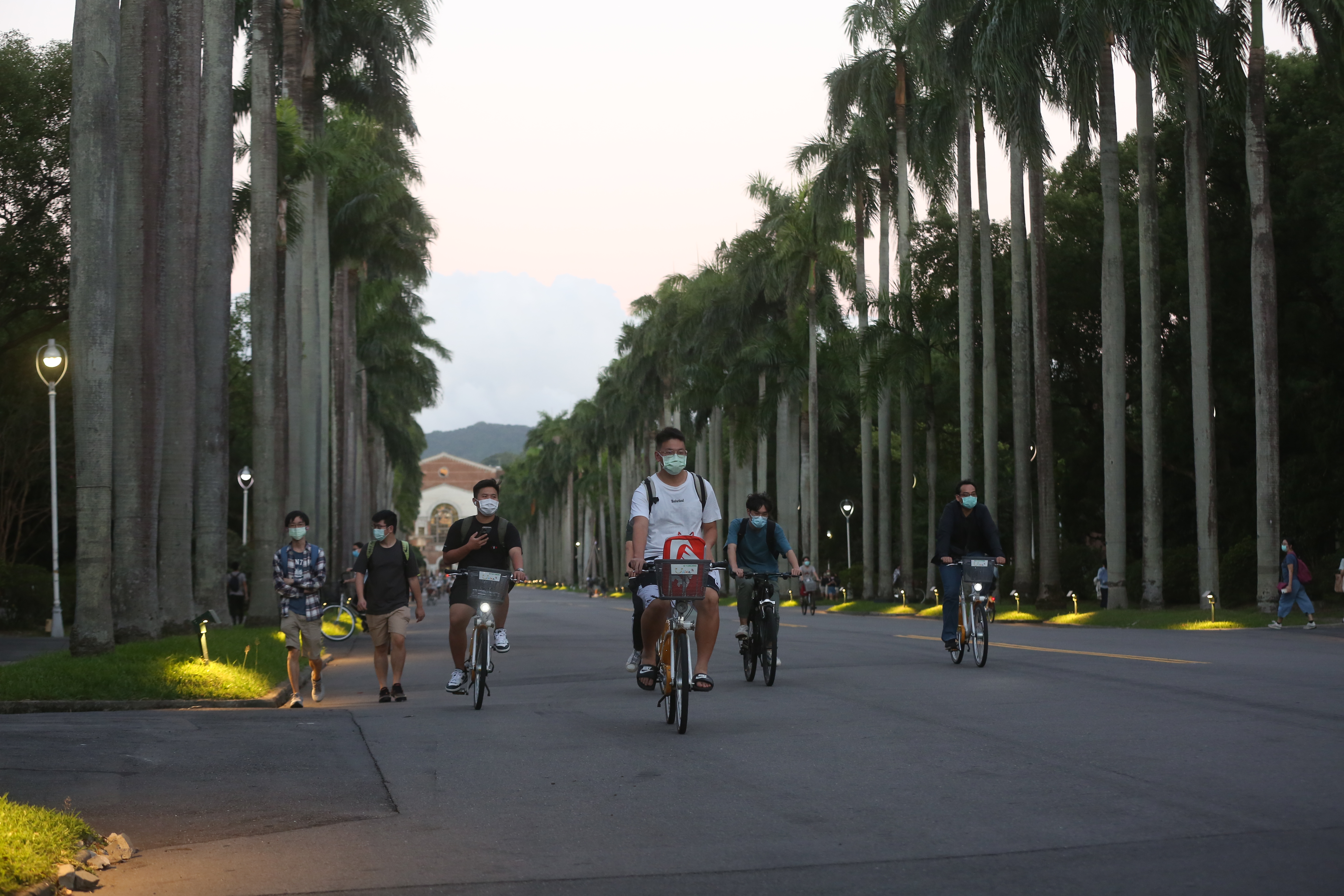 一名台大畢業的校友鍾姓男子闖進校園裡，脫光猥褻社辦裡的女大生。（示意圖非當事人，本刊資料照）