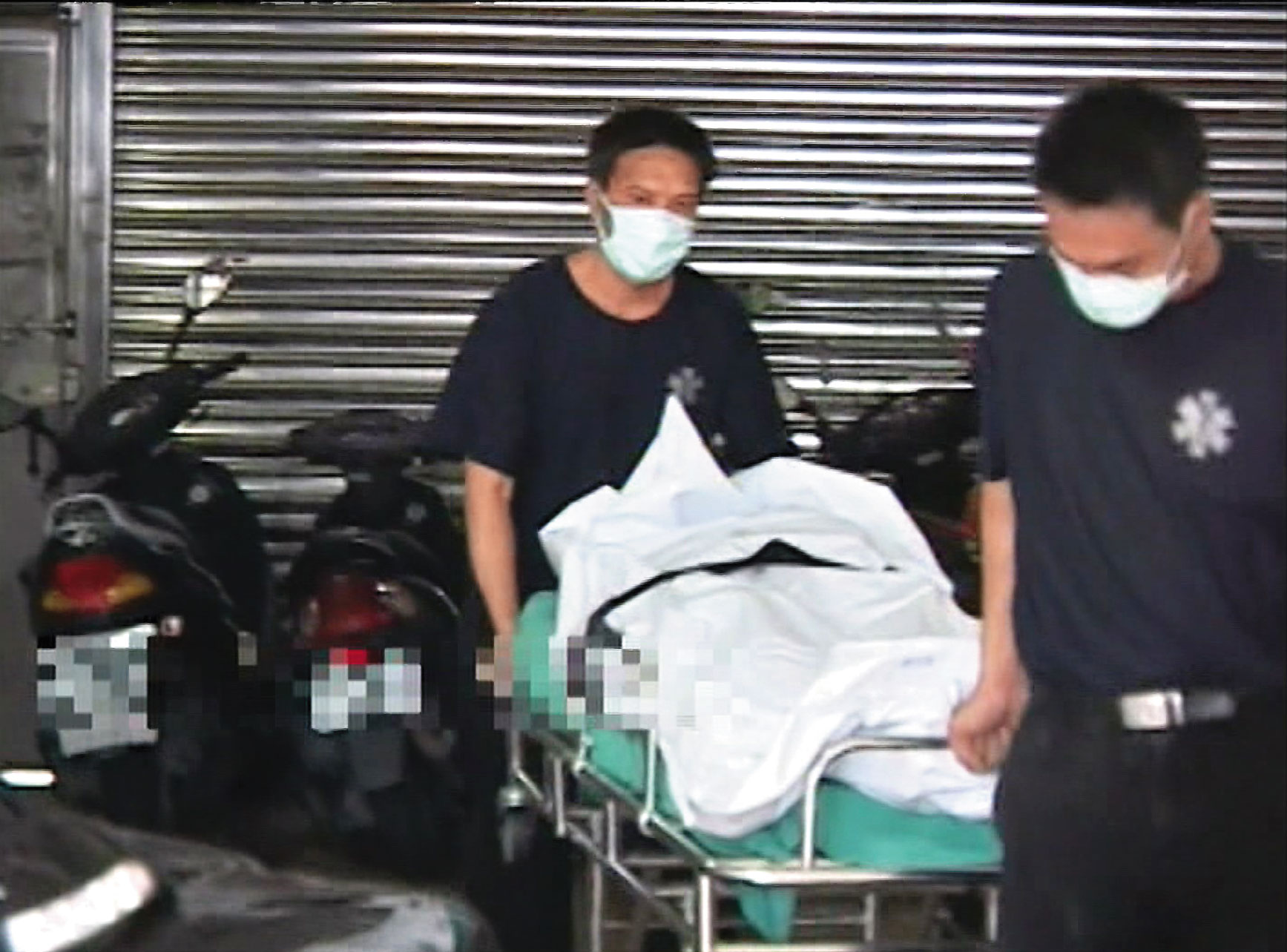 警方將死者的屍體從楊忠平住處抬出，隨後送交法醫解剖驗屍。（東森新聞提供）