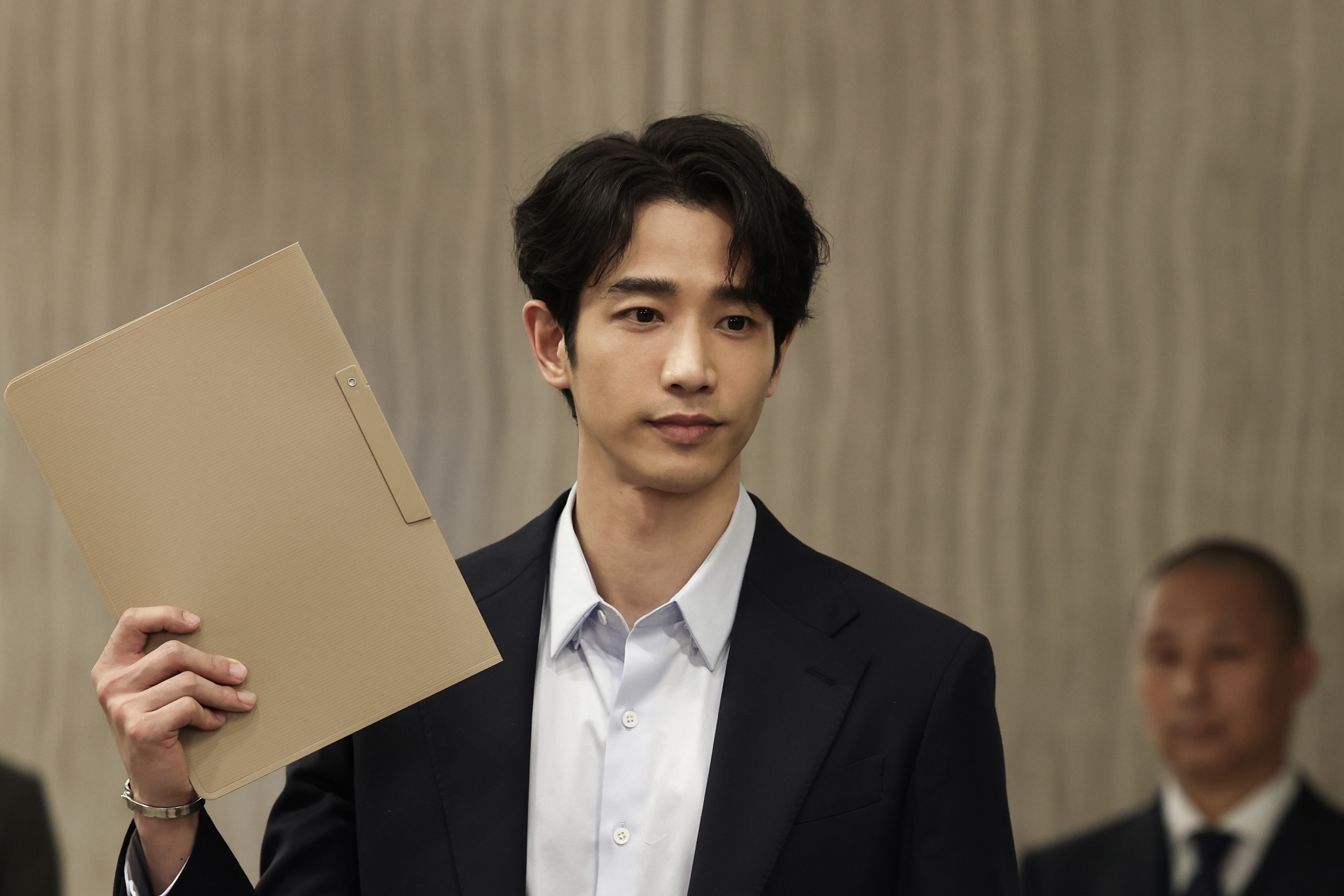 劉以豪在《獵金·遊戲》飾演協助父親公司上市的富二代，結果被耍得團團轉。（華映提供）