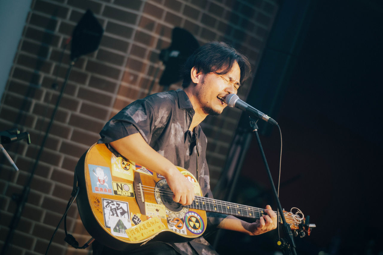 滅火器主唱楊大正，以不插電演出的方式演出。（子皿提供）