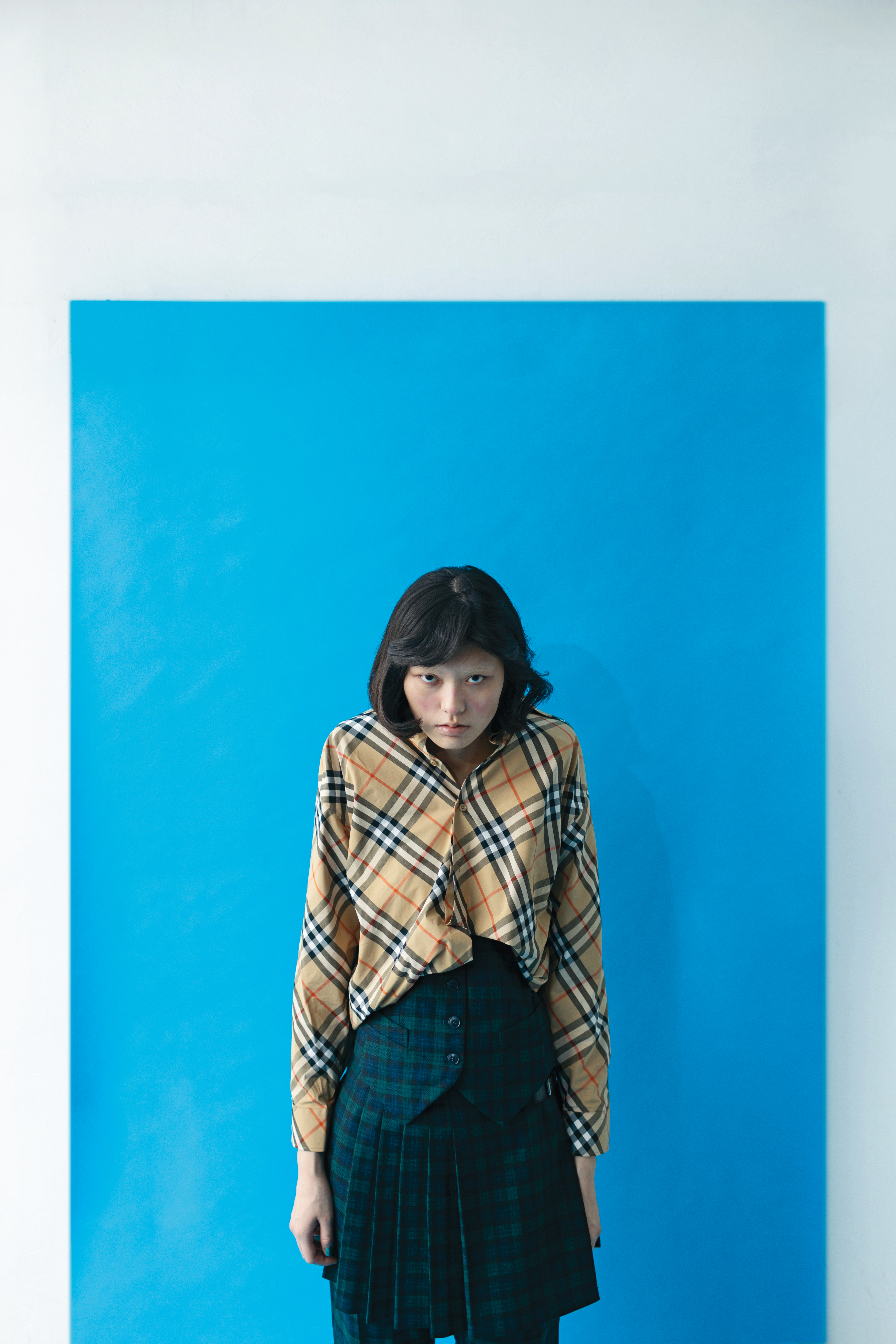卡其色格紋襯衫 NT$26,500 by BURBERRY、綠色格紋背心 NT$14,980 by agnès b. 綠色格紋百褶裙 NT$17,580 by agnès b.、綠色格紋長褲 NT$16,580 by agnès b.。