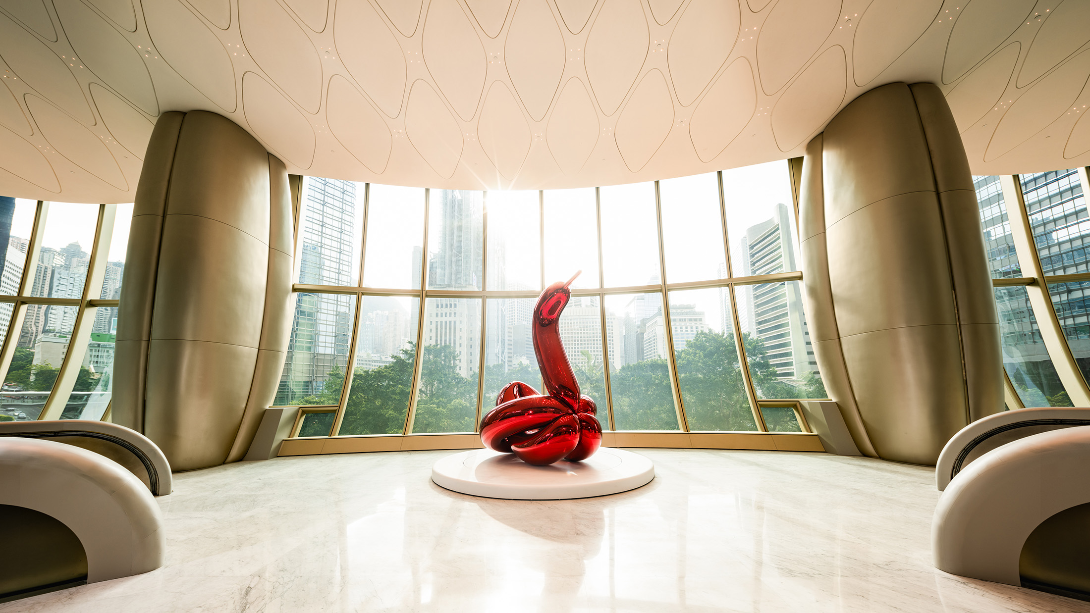 Jeff Koons《氣球天鵝（紅色）》於The Henderson大堂展出，高達3.5公尺的鏡面雕塑成為近期香港熱門打卡焦點。（香港旅遊發展局提供）