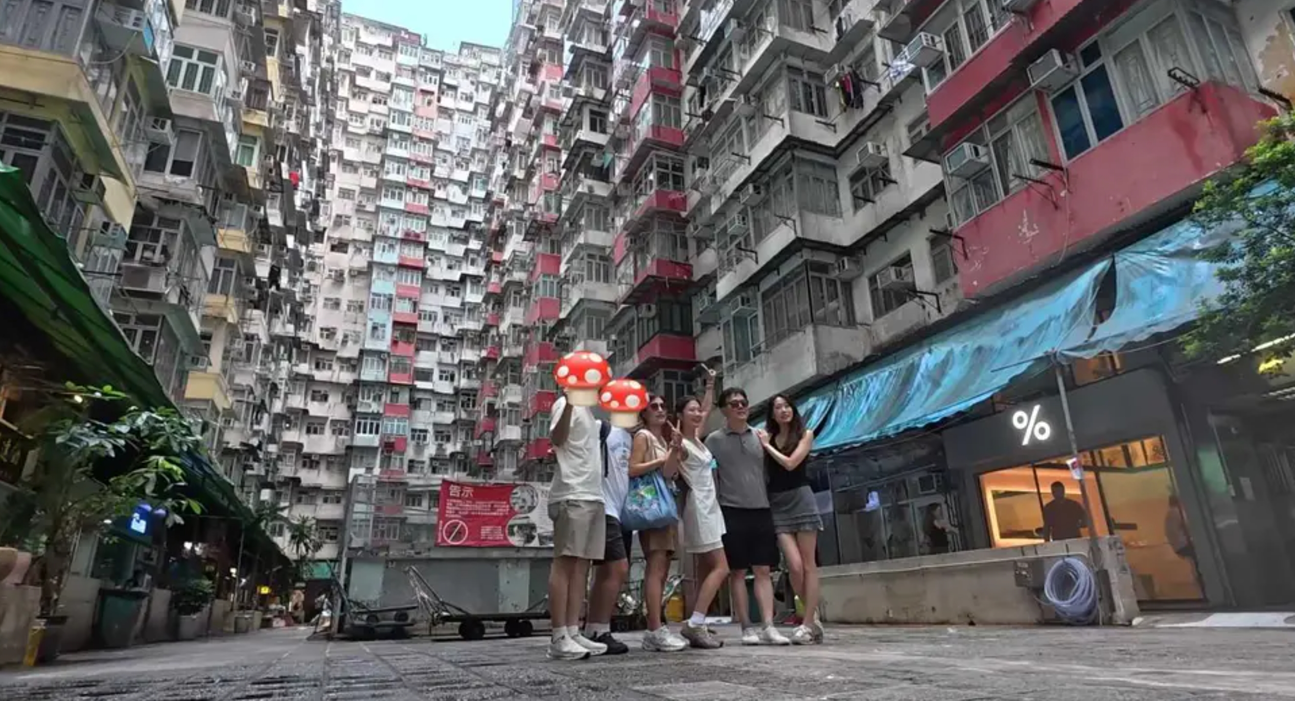 金針菇帶全家到香港旅遊，特別安排觀光客熱門的拍照打卡點「怪獸大廈」，卻未注意到禁止拍攝的公告。（翻攝YouTube頻道／韓勾ㄟ金針菇 찐쩐꾸）