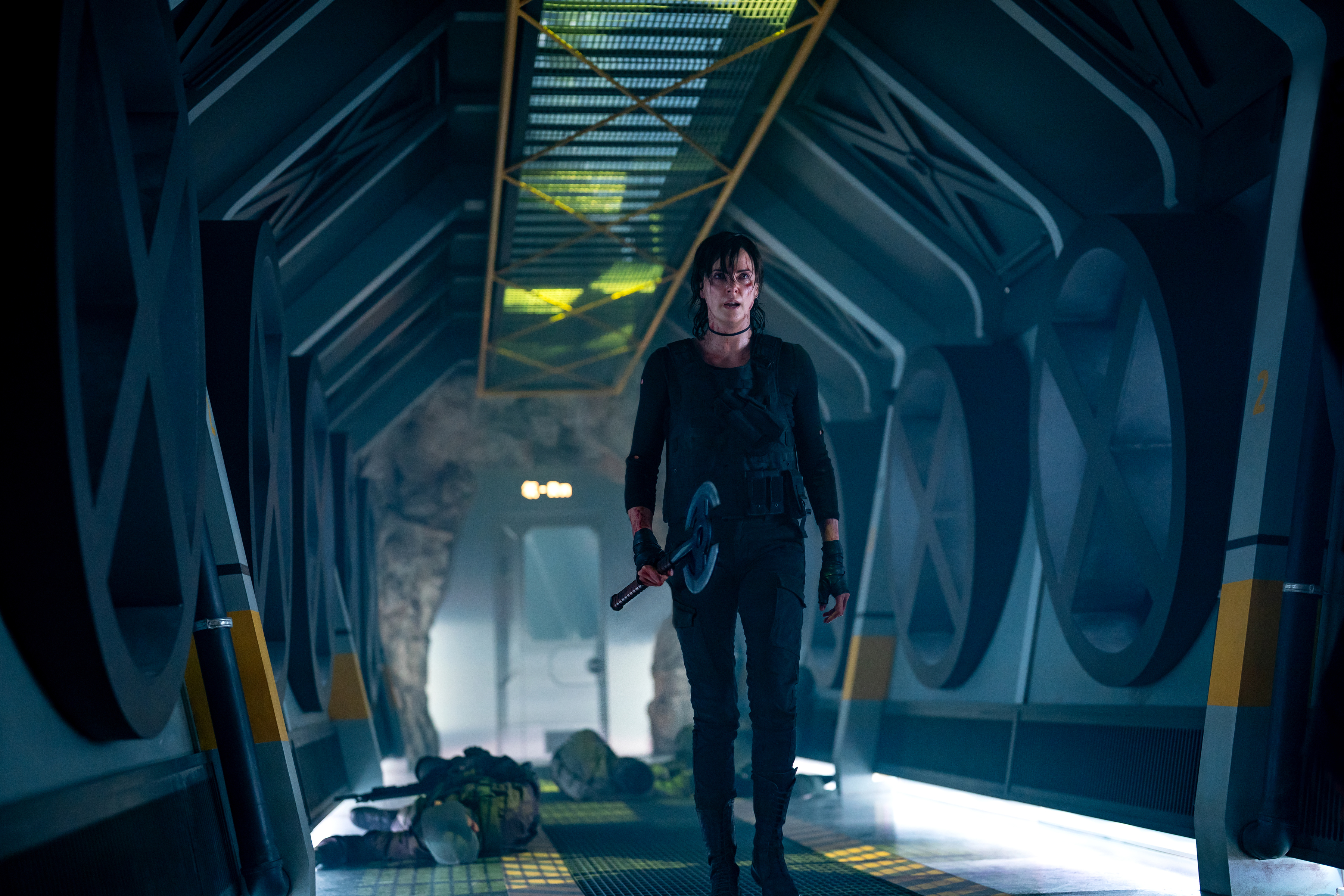 莎莉塞隆回歸演出安蒂,面臨不死之身能力已經衰退的現實。(Netflix提供)