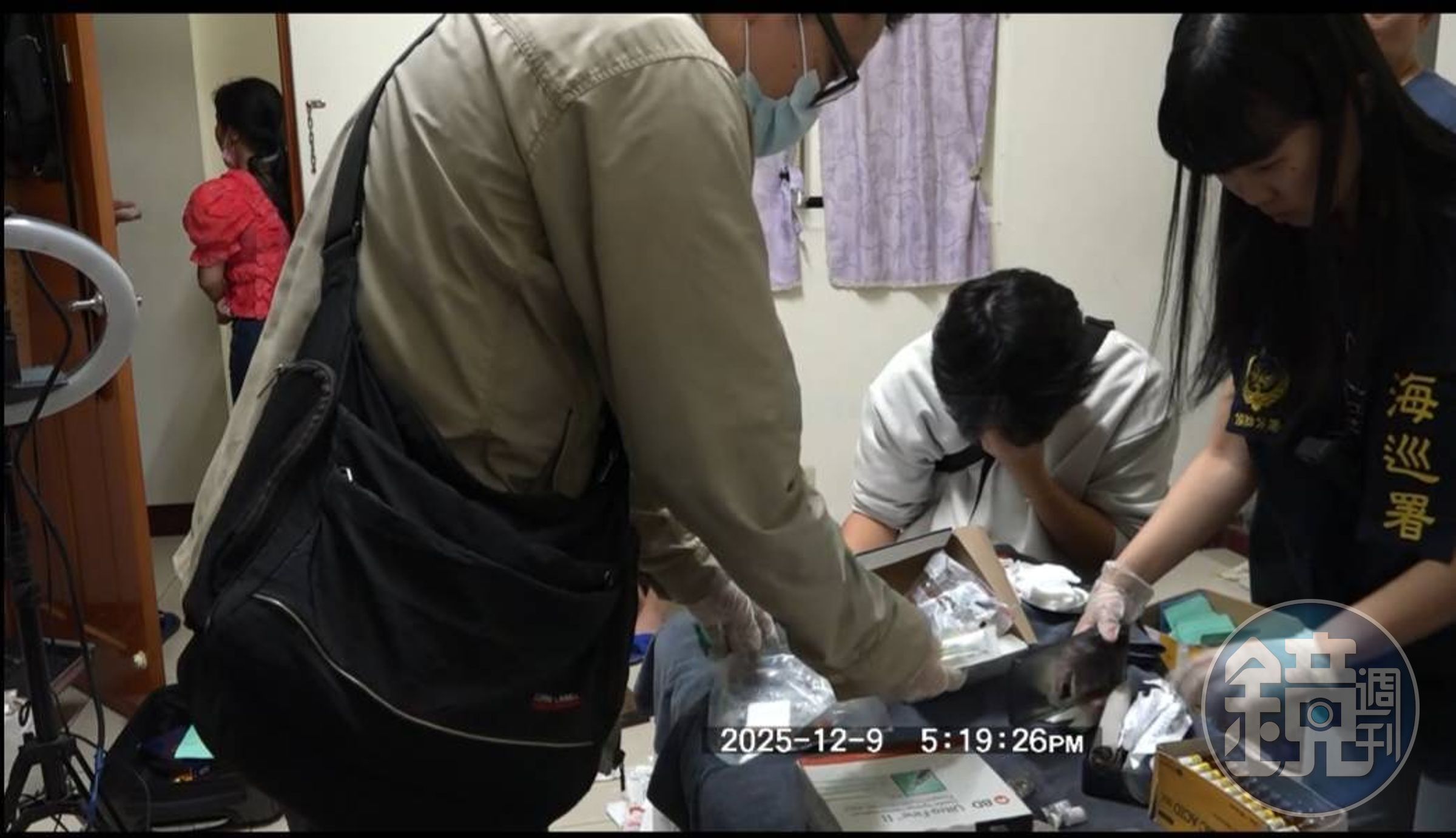 當場查扣玻尿酸、麻醉藥、肉毒桿菌等醫美藥劑百餘瓶與醫療器材乙批。(海巡署提供)