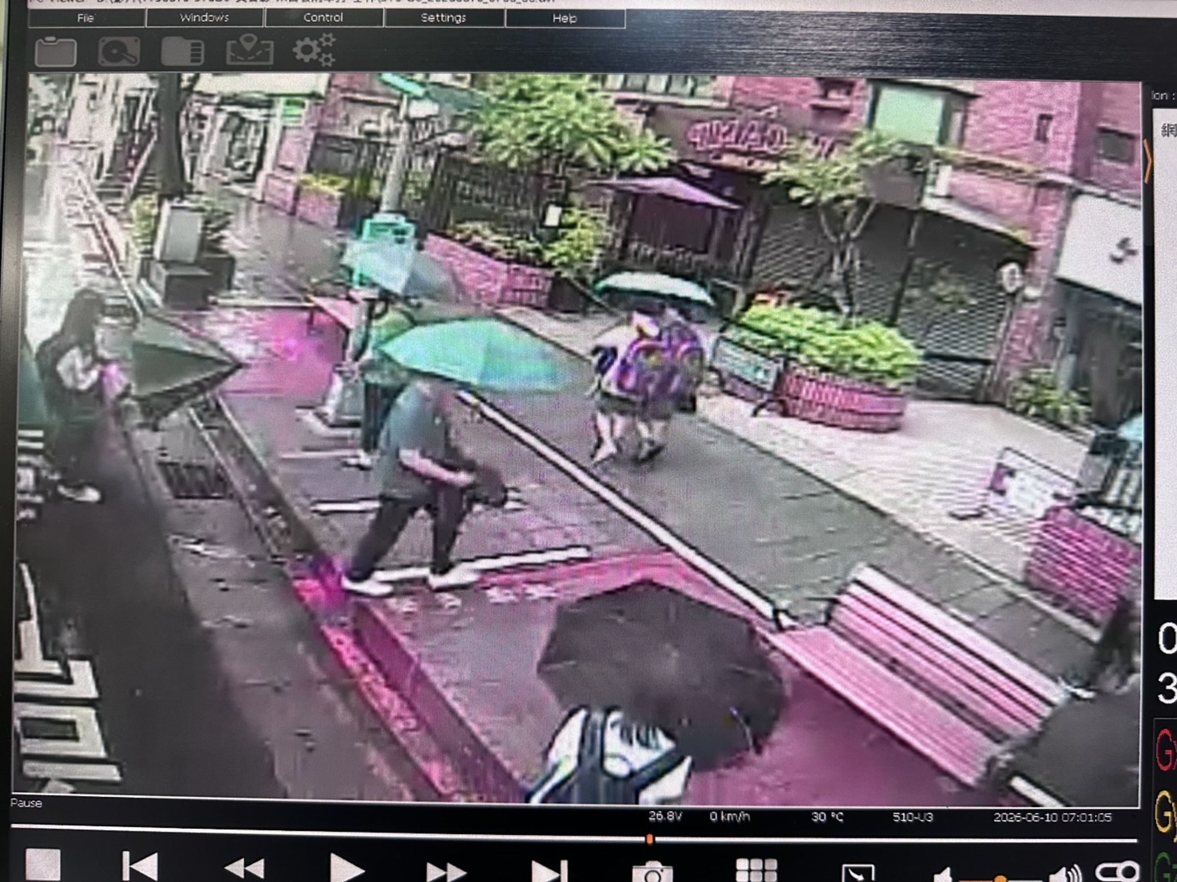 警方調閱相關監視器,掌握施暴男子在陽明高中站下車,全力追緝到案。翻攝畫面