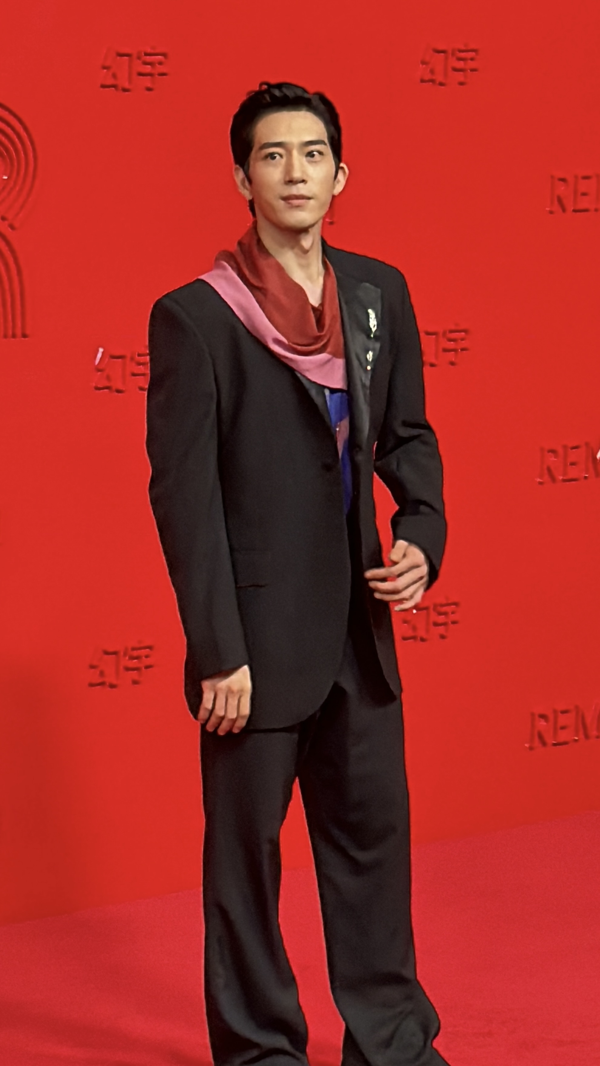 井柏然表示西裝是自己喜歡的廓形,也搭配了符合REM充滿生命力的紅色元素絲巾。(陳慧明攝)