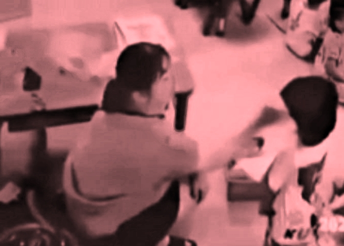 苗栗縣一所幼兒園發生教保員賞4歲女童耳光的情況,媽媽看到影片崩潰怒吼,園方也急忙發出聲明。(翻攝自議員陳光軒臉書,已變色處理)