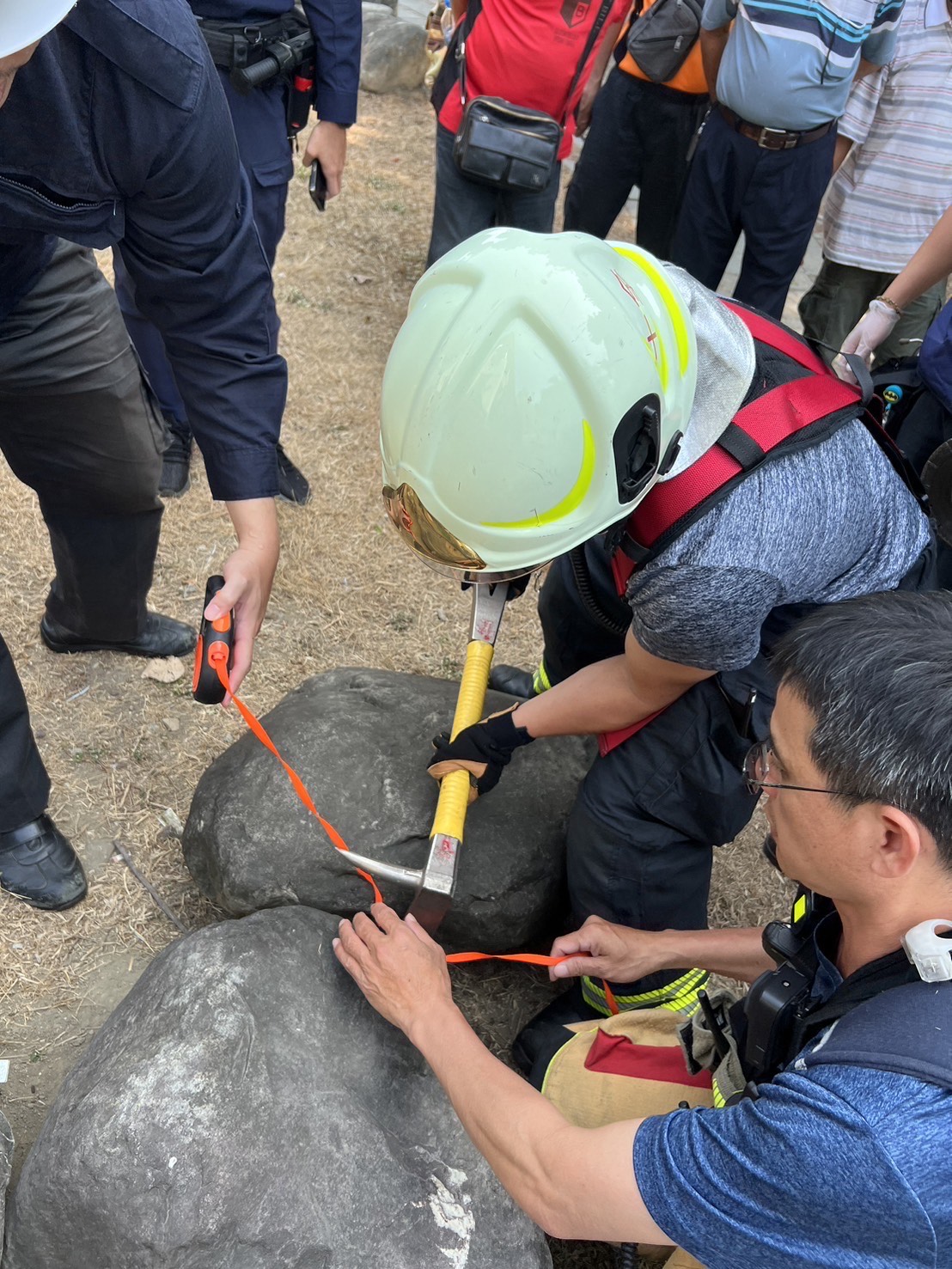 高雄一名女子牽寵物狐獴散步，未料繩索卡石縫，蔡心急下報警，警消到場發現只是繩索，協助脫困。（翻攝畫面）