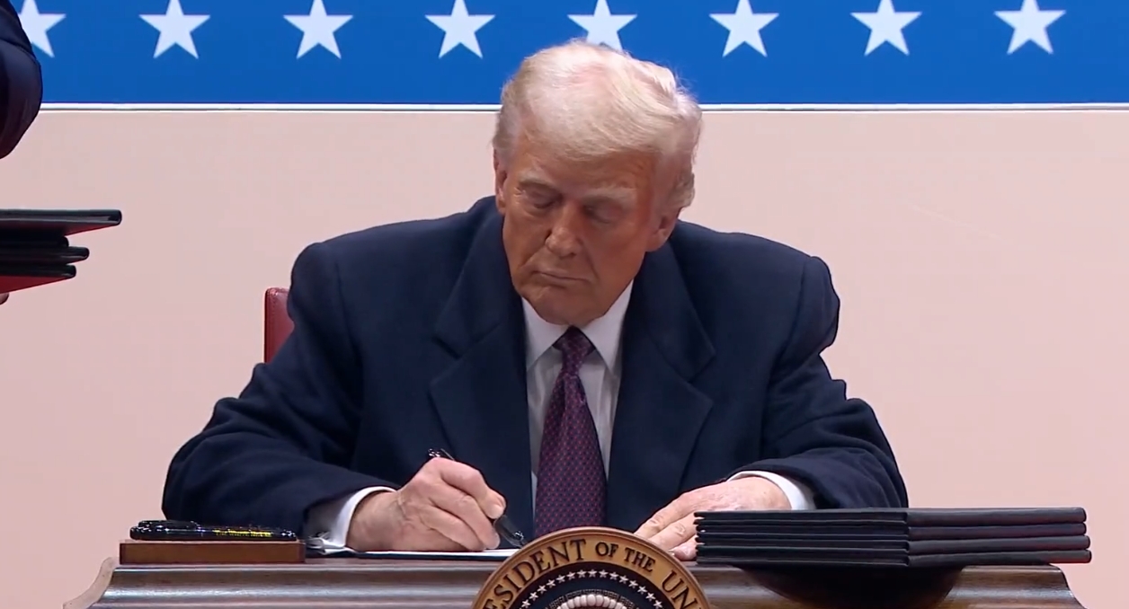 川普透過行政命令取消美國出生公民權，已有22州提出法律訴訟。（翻攝自臉書）