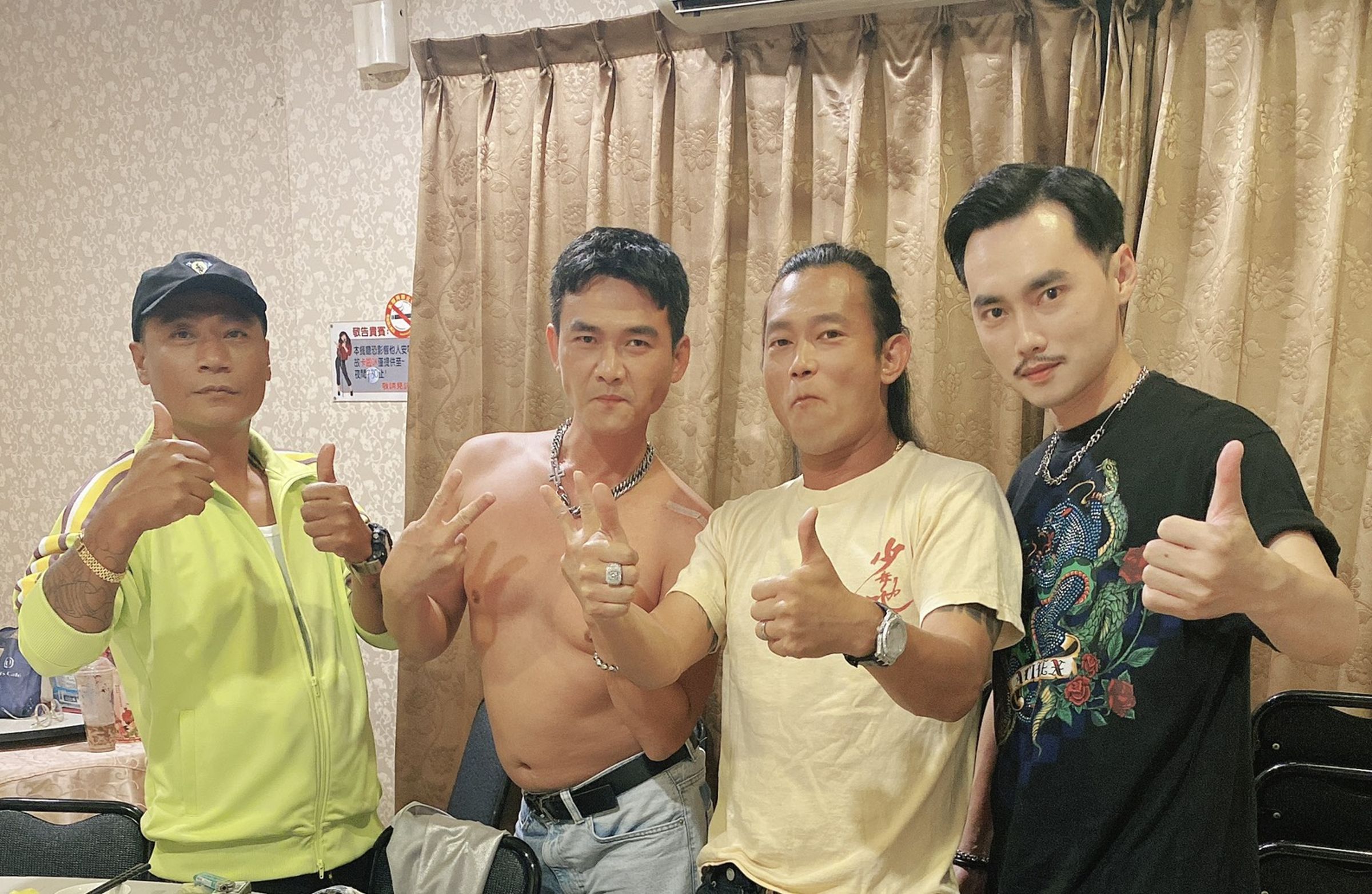 張峰議（右1）在電影裡飾演顏正國的小弟，戲外他也當顏是他大哥。（張峰議提供）