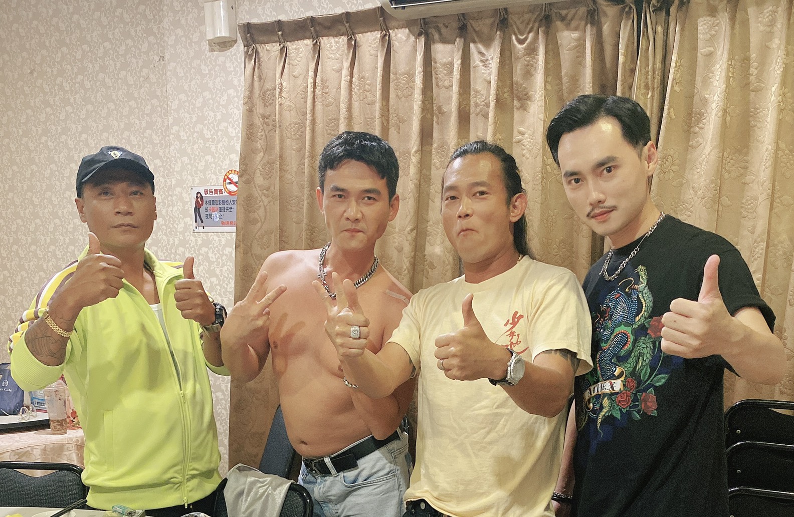 張峰議（右1）在電影裡飾演顏正國的小弟，戲外他也當顏是他大哥。（張峰議提供）