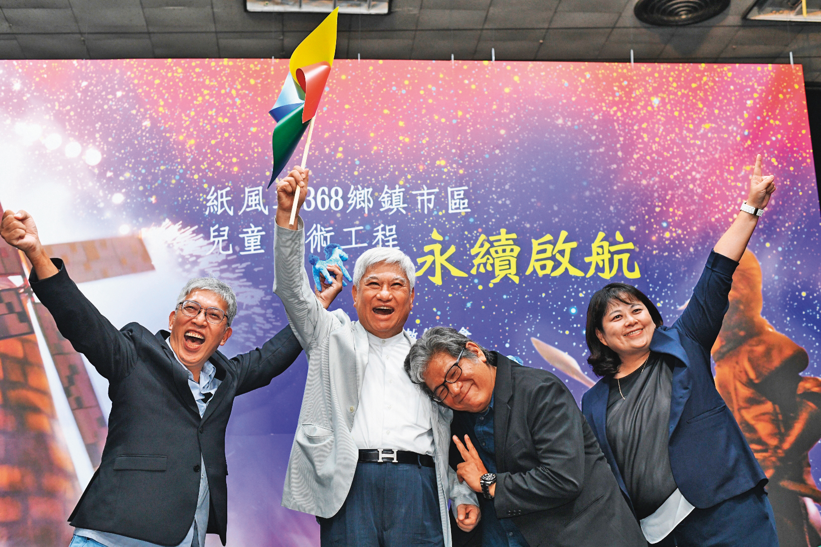 紙風車團長任建誠（左）與執行長張敏宜（右起）、創辦人李永豐，期待陳進財接下紙風車文教基金會董座後帶來資源持續支持創作。（紙風車提供）