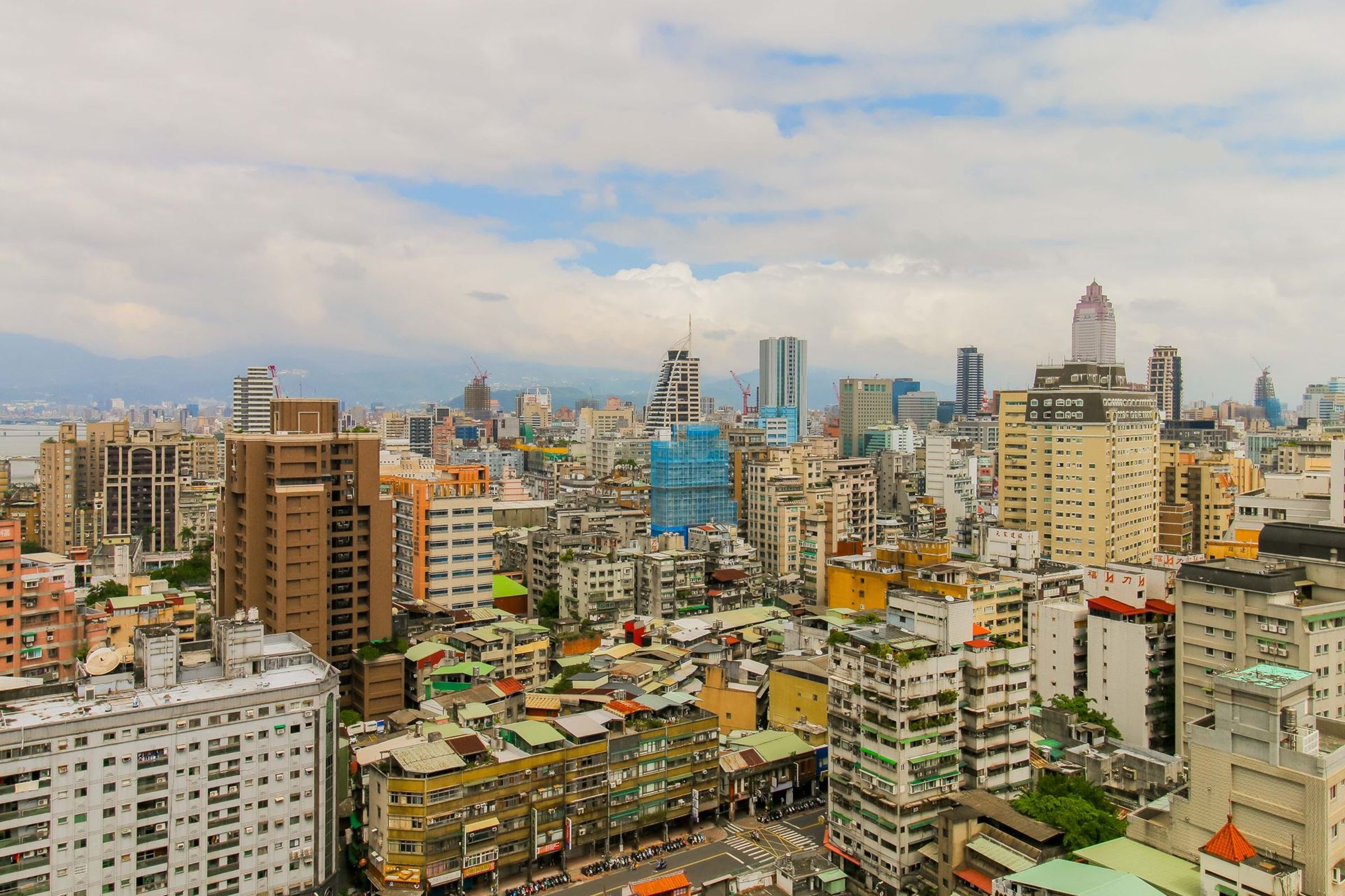 近三年雙北市預售成交總價占比數據顯示,雙北預售房價正逐漸攀高,低總價住宅近乎絕跡。(房市示意圖/永慶房產集團提供)