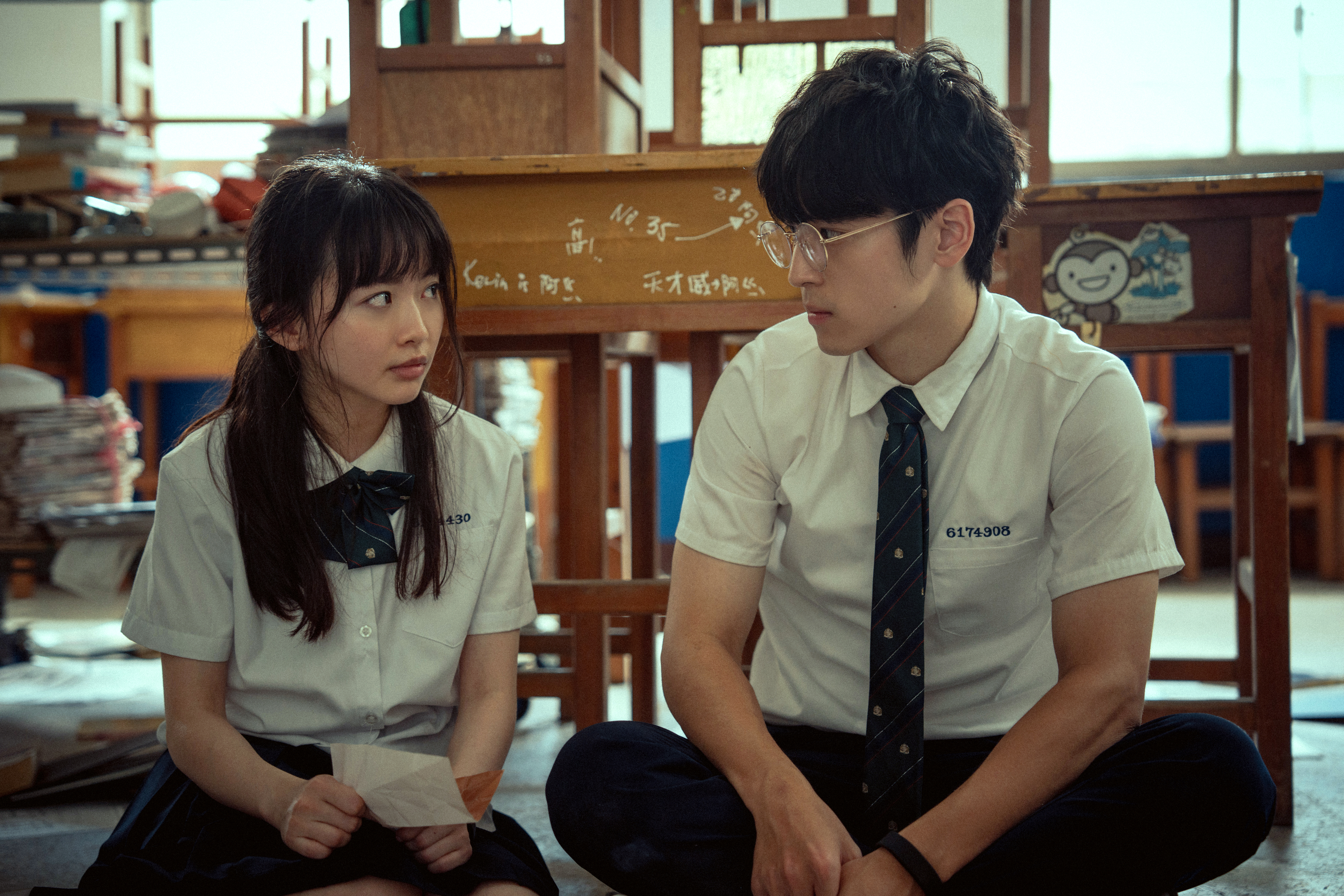 張豐豪（右）在『遊戲開始』之數學篇《The Prime Test》與喬湲媛（左）拍戲首笑場。（絡思本娛樂提供）