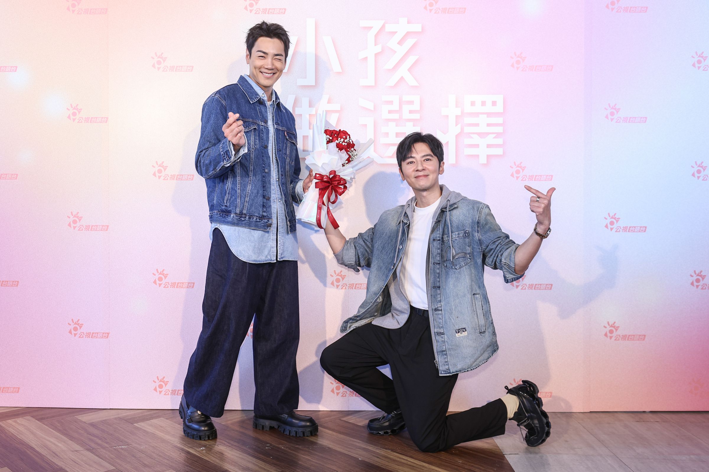 《小孩才做選擇》李國毅向禾浩辰獻出第一次的「男男求婚」。(公視台語台提供)