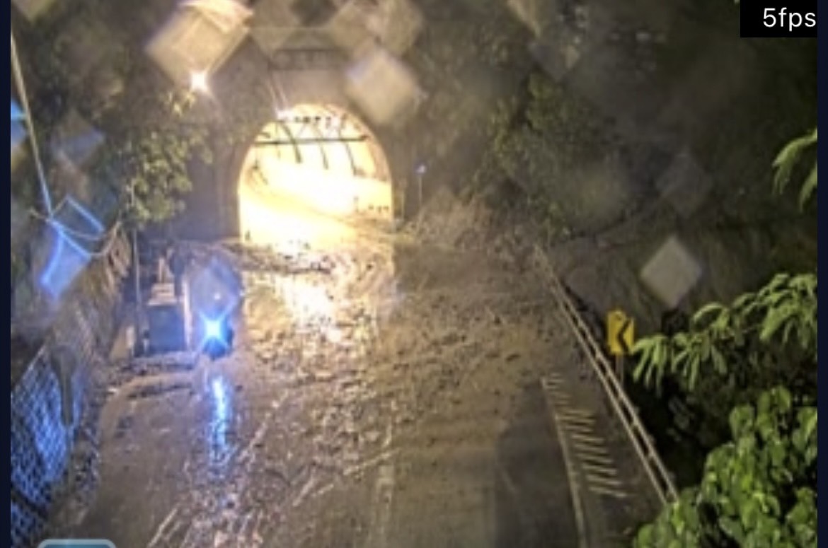 受豪雨影響，昨晚台鐵崇德至和仁路段土石流入侵軌道，台鐵連夜搶通。（翻攝即時路況）