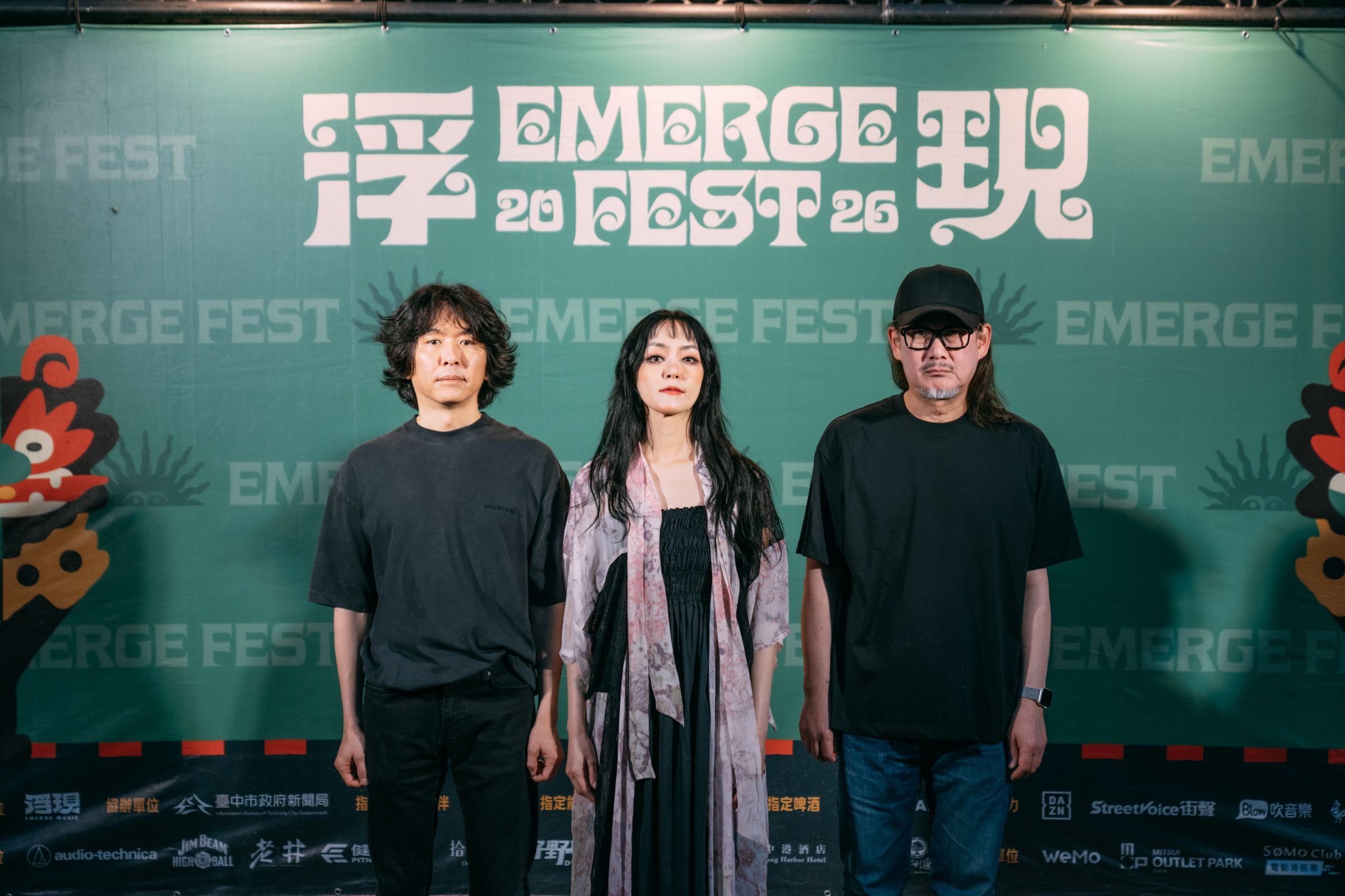 韓國知名樂團紫雨林來台參加《浮現季2026》,高喊:「請多多找我們!」成員左起貝斯手金真滿、主唱金倫我、吉他手李善奎。(浮現季提供)
