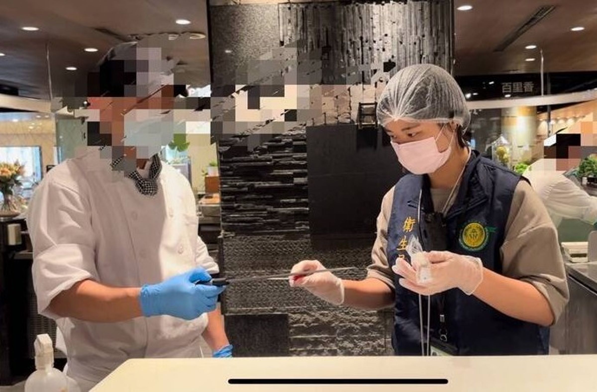 高雄市衛生局日前派員到漢來海港巨蛋店稽查。(高雄市衛生局提供)