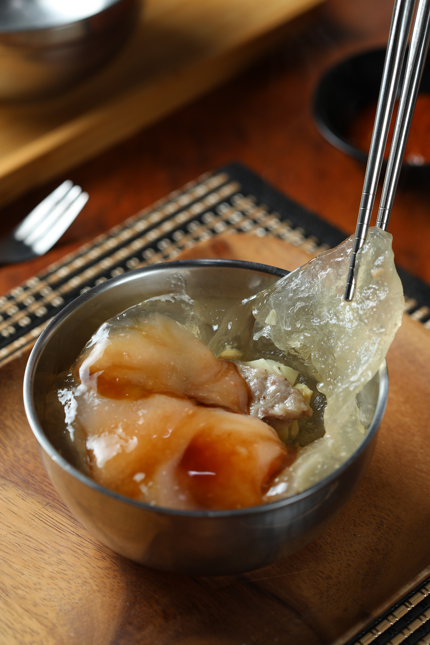 「肉圓」雖為油炸,但口感清爽,會淋上店家自製的米醬、海山醬和醬油膏。