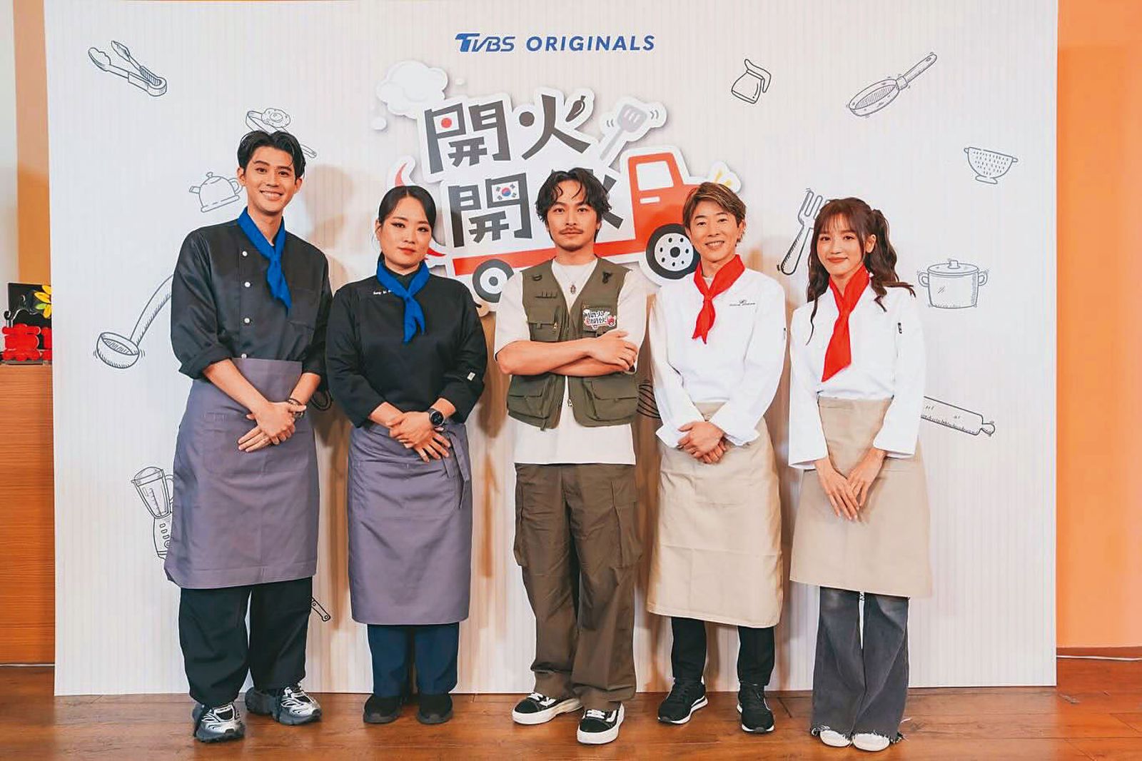 楊銘威（左三）錄製實境節目《開火開伙》，開著餐車環島，心態也跟著開闊許多。（翻攝自楊銘威IG）