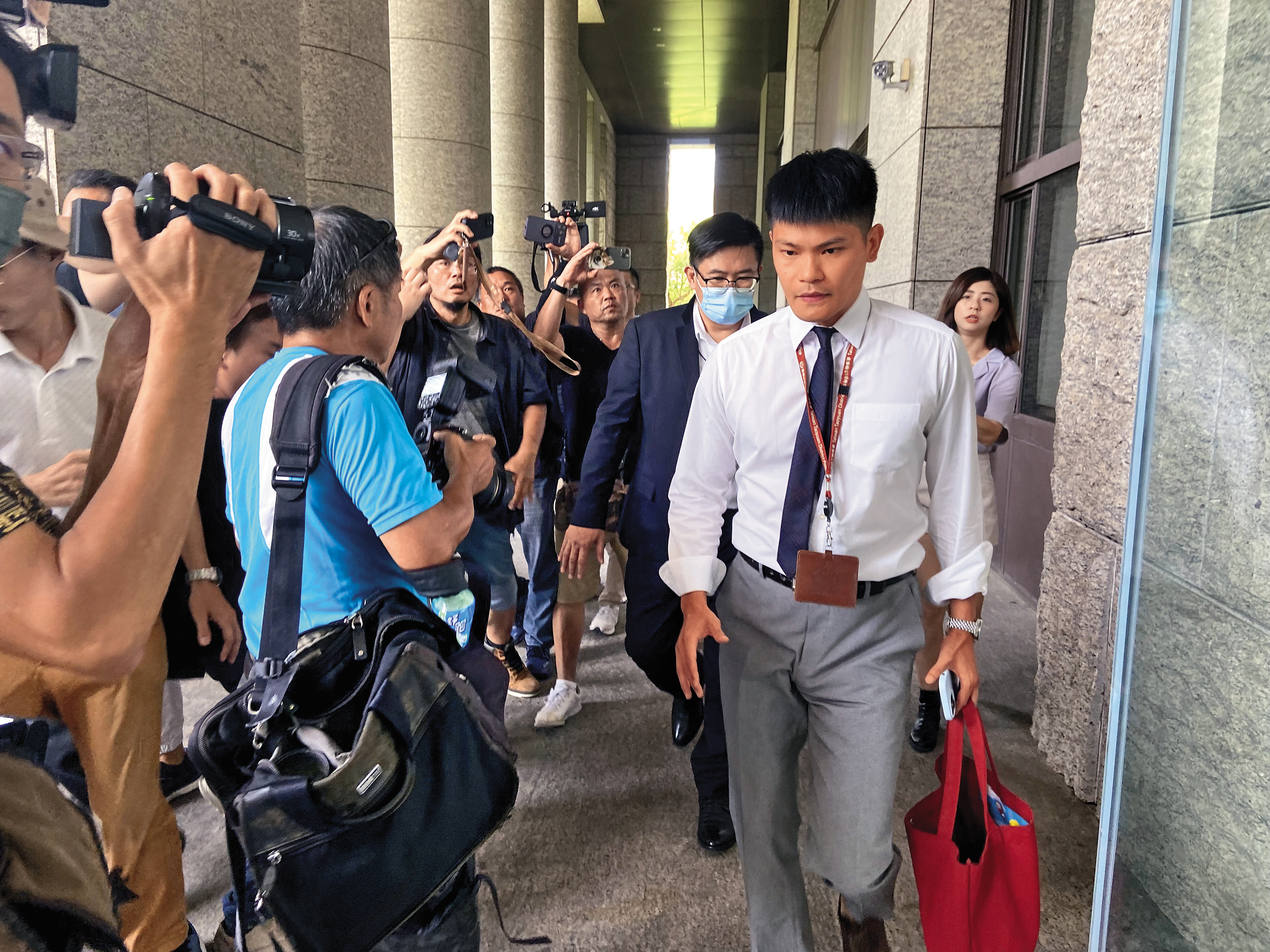 繼鄭文燦案證據遭偽造後，陳嘉義又被爆出開庭未告知當事人權利爭議。