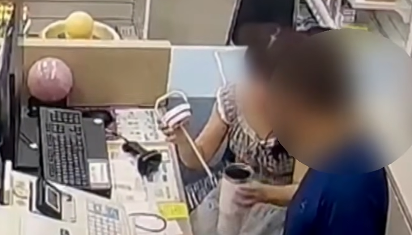 陳姓藥師涉嫌對打工女大生下藥,從雲端監視器影像中,可以聽見陳姓藥師短短8秒內連問2次「要不要載妳回家?」(鏡新聞提供)