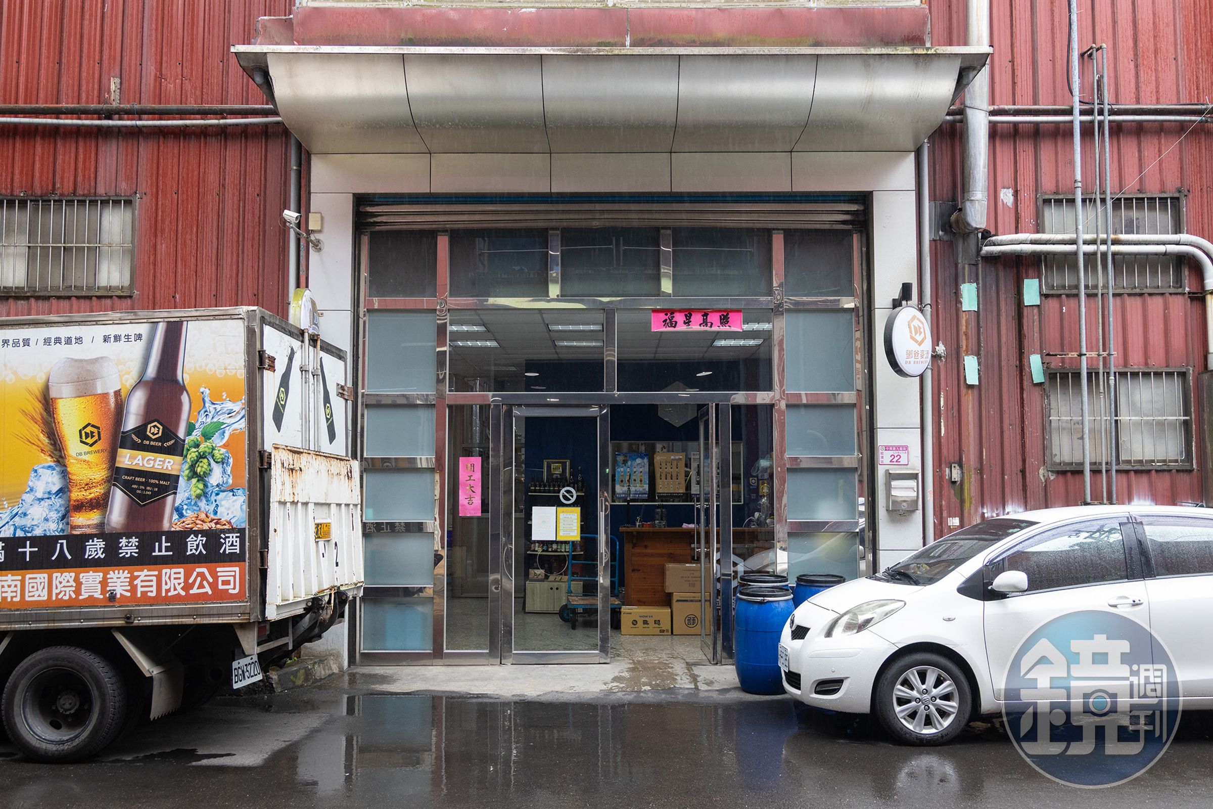 鄧爸麥酒的廠房位於桃園龍潭鄉間不起眼的巷弄內。