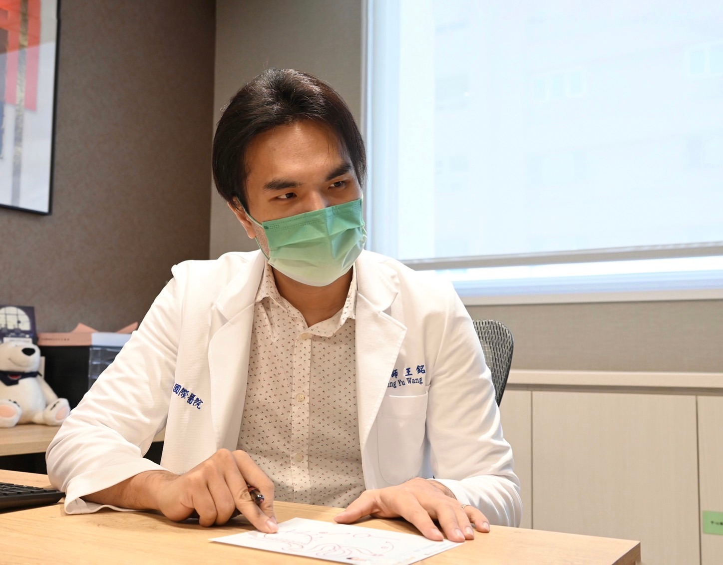 高雄安泰醫院名醫王銘嶼今年遭檢舉做「縮胃曠腸」減重手術導致2名病患死亡。（翻攝自大踐師-王銘嶼醫師的實踐修鍊場臉書）