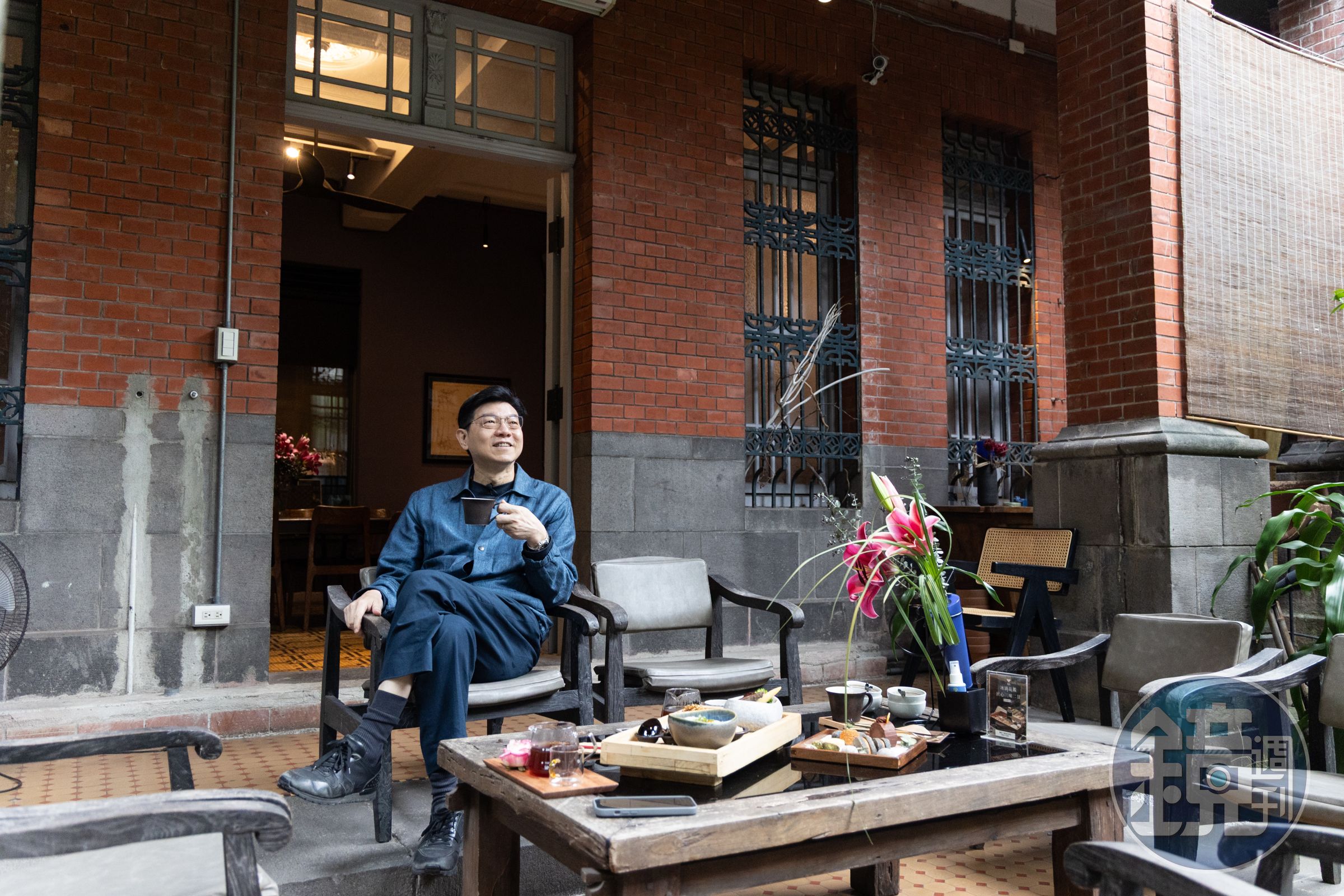 裴社長走進昔日迪化街首富「郭烏隆」占地百坪的私宅，在紅磚老房的幽靜中，揭開台北城小吃巡禮的序幕。（鄭祺耀攝）