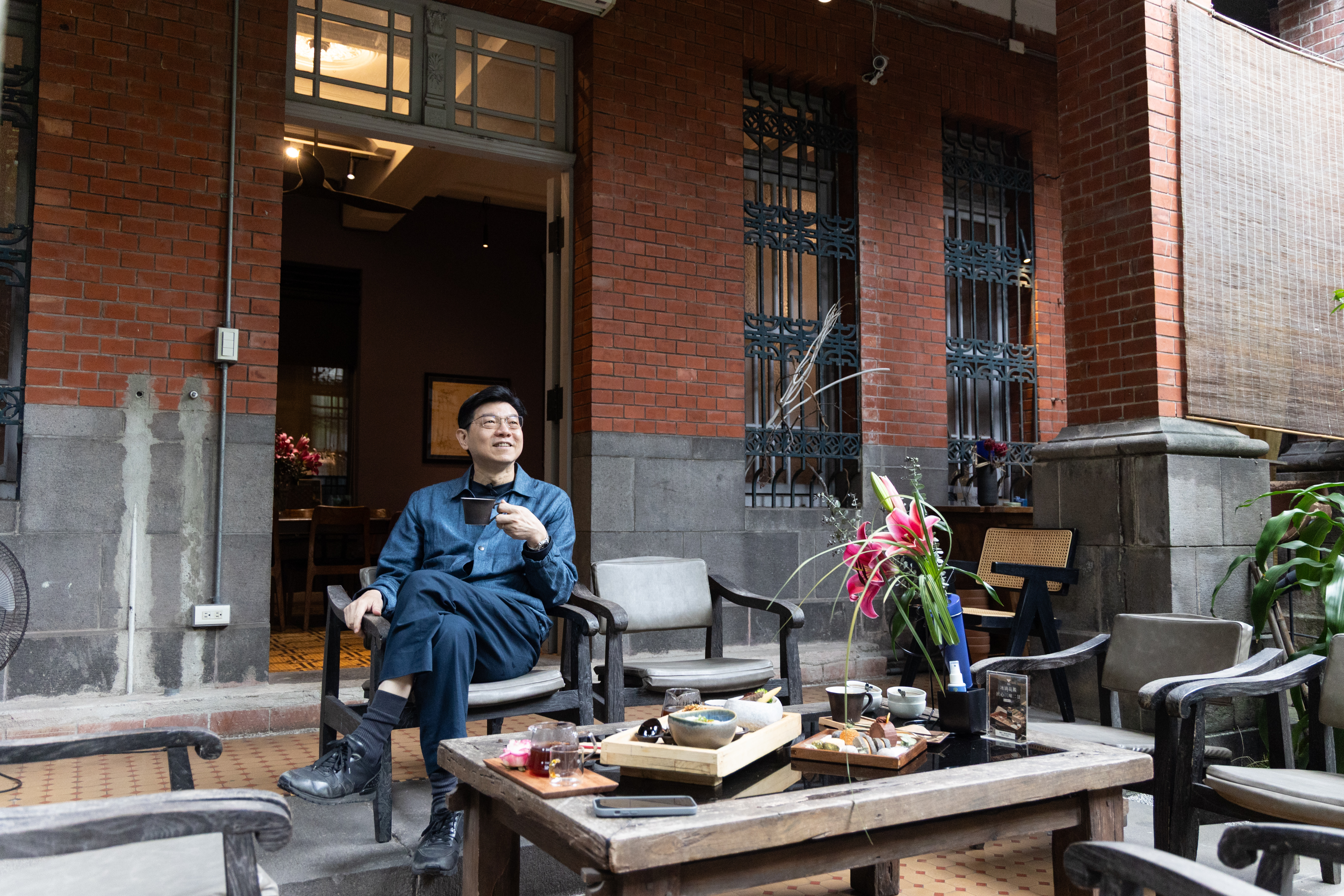裴社長走進昔日迪化街首富「郭烏隆」占地百坪的私宅,在紅磚老房的幽靜中,揭開台北城小吃巡禮的序幕。(鄭祺耀攝)