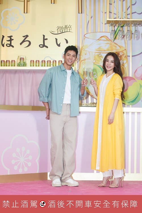 Hebe(右)誇讚林柏宏連講話的音質都很好聽。(台灣三得利提供)
