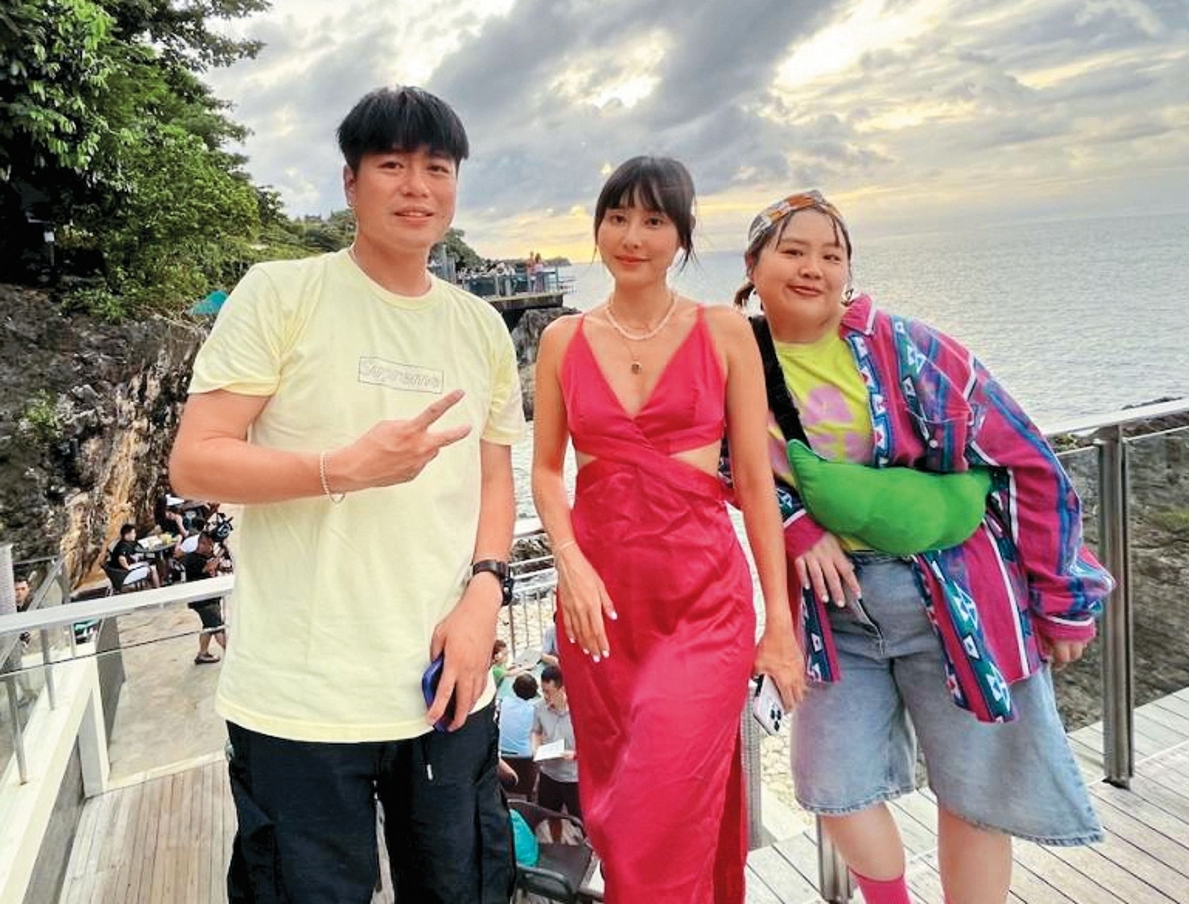 李易(左起)近2年半為了《食尚玩家》和房思瑜、大文四處趴趴走錄製外景。(TVBS提供)