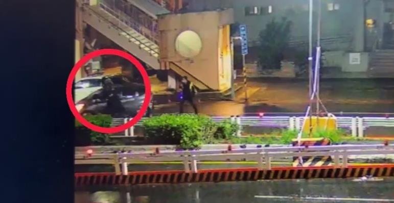 劉宗鑫攔檢女毒蟲，竟遭拖行500公尺後撞擊身亡。（翻攝記者爆料網／ChuDong）