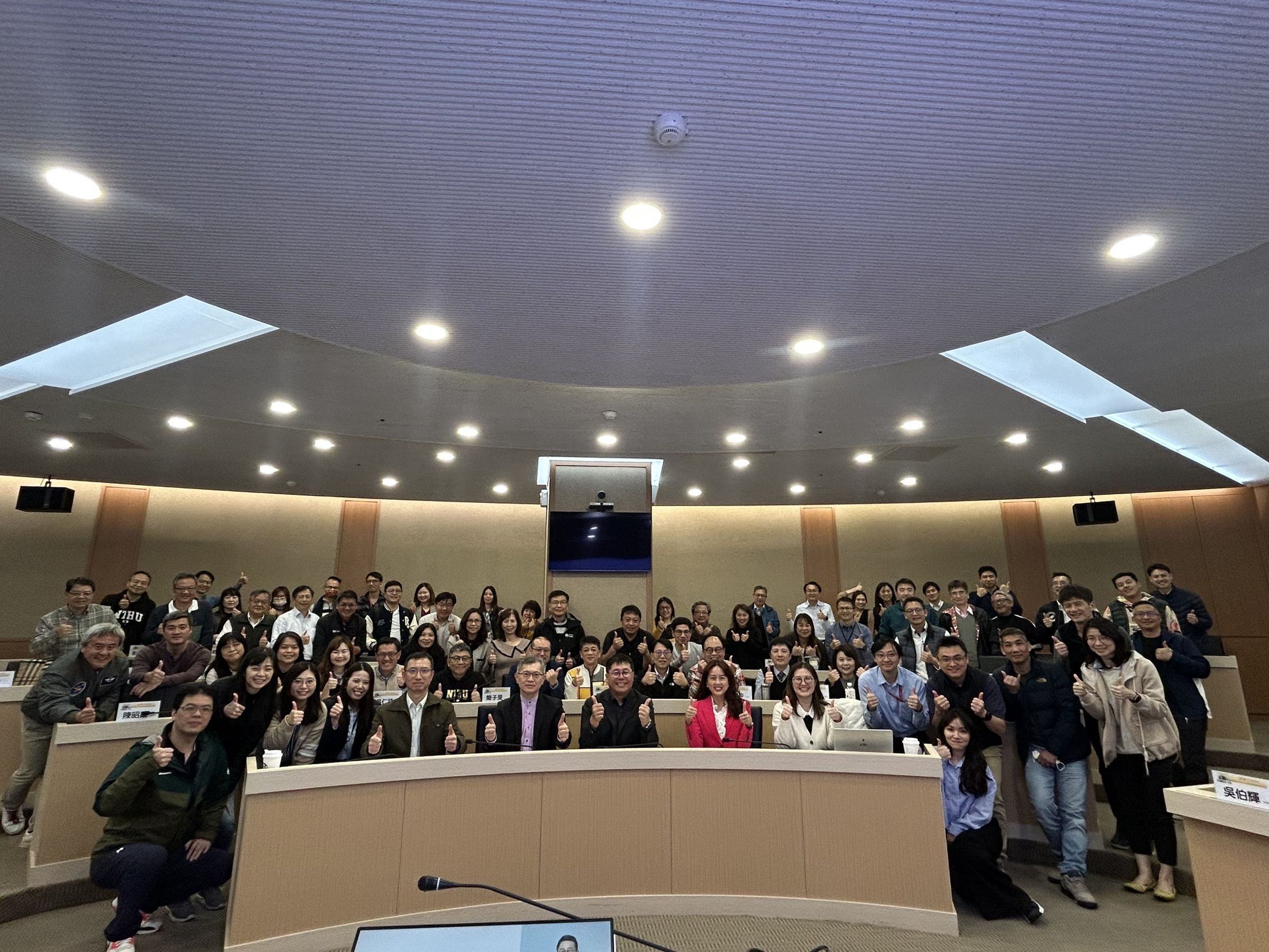陳自諒透過演講分享人生哲學和經營理念，深獲好評。（中國醫藥大學新竹附設醫院提供）