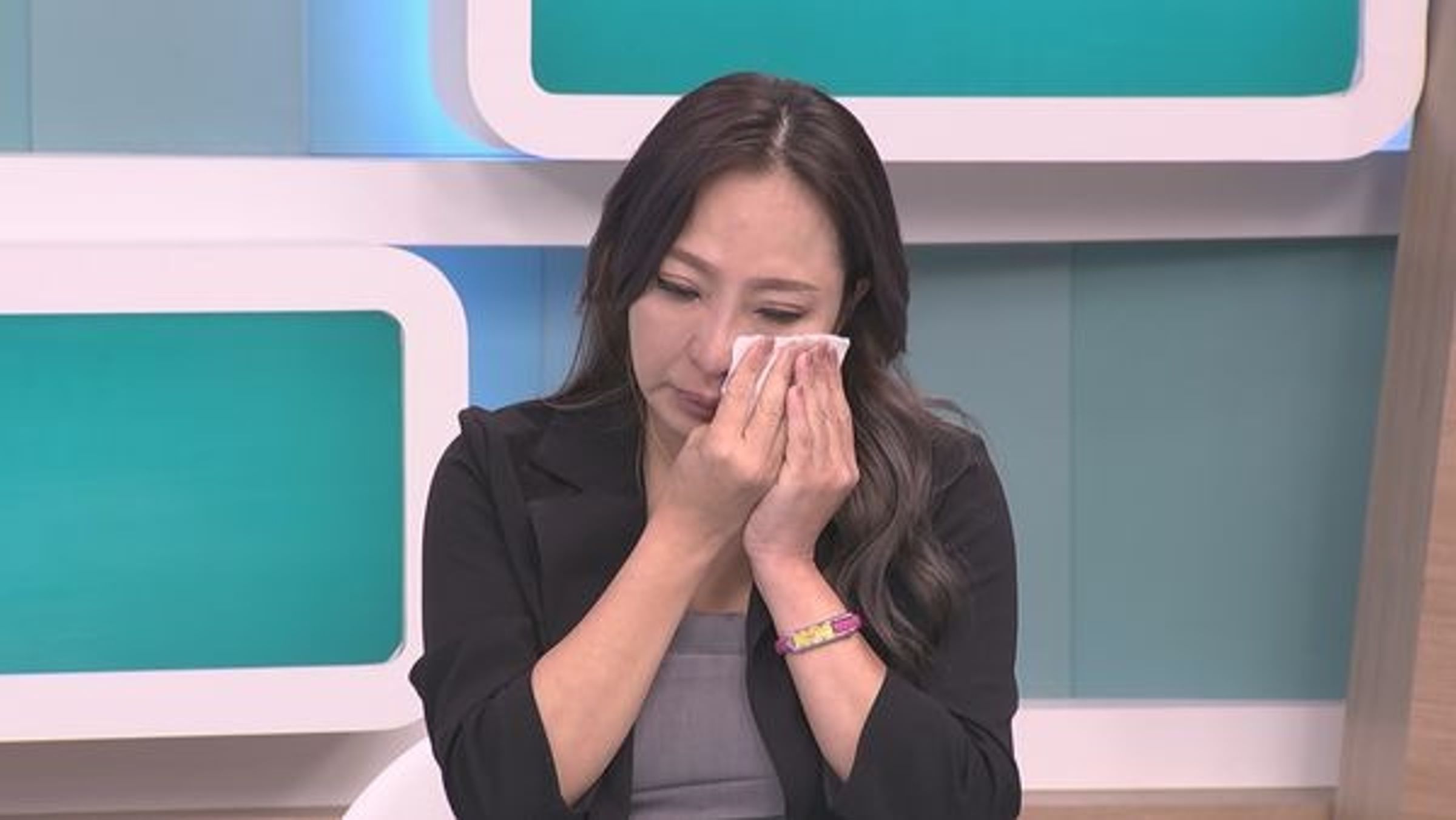 藝人許宷菁曾受封「小陳美鳳」首度揭露童年悲慘遭遇。（和展影視提供）