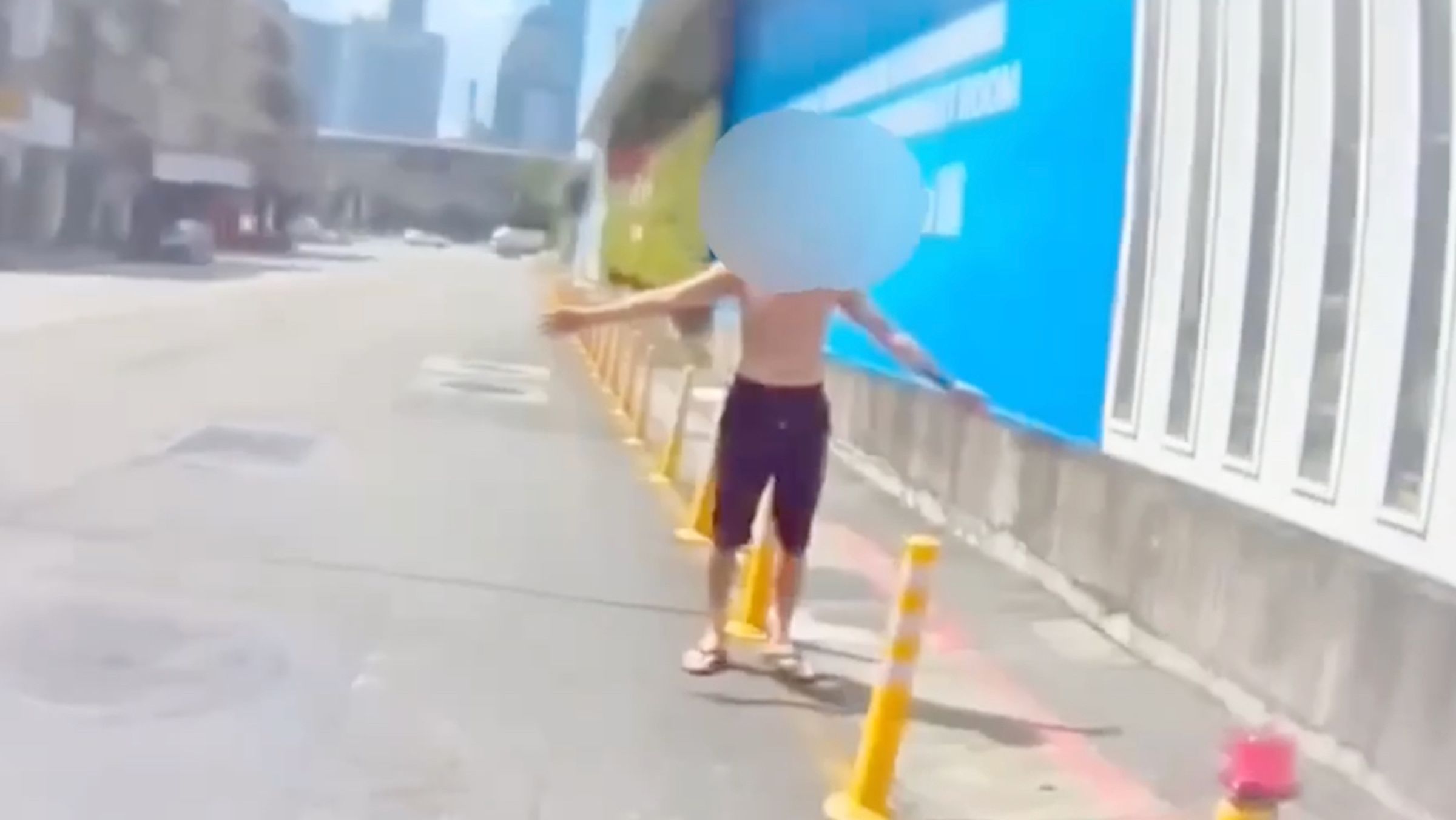 台北市松山區今日上午，一名41歲王姓男子打著赤膊、手持削皮刀閒晃。（翻攝畫面）