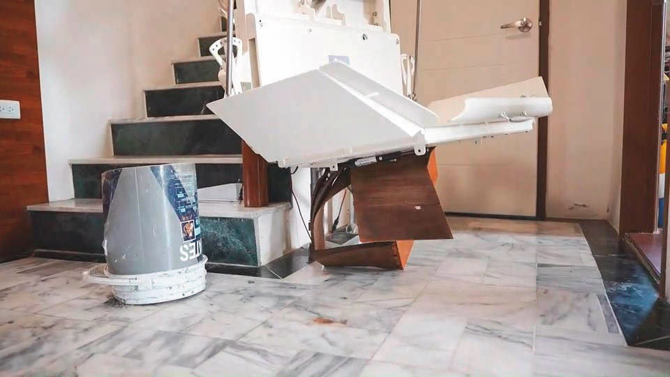 測試過程中,有問題的樓梯升降椅遇到障礙物不會停止,而是直接撞上木櫃。(讀者提供)