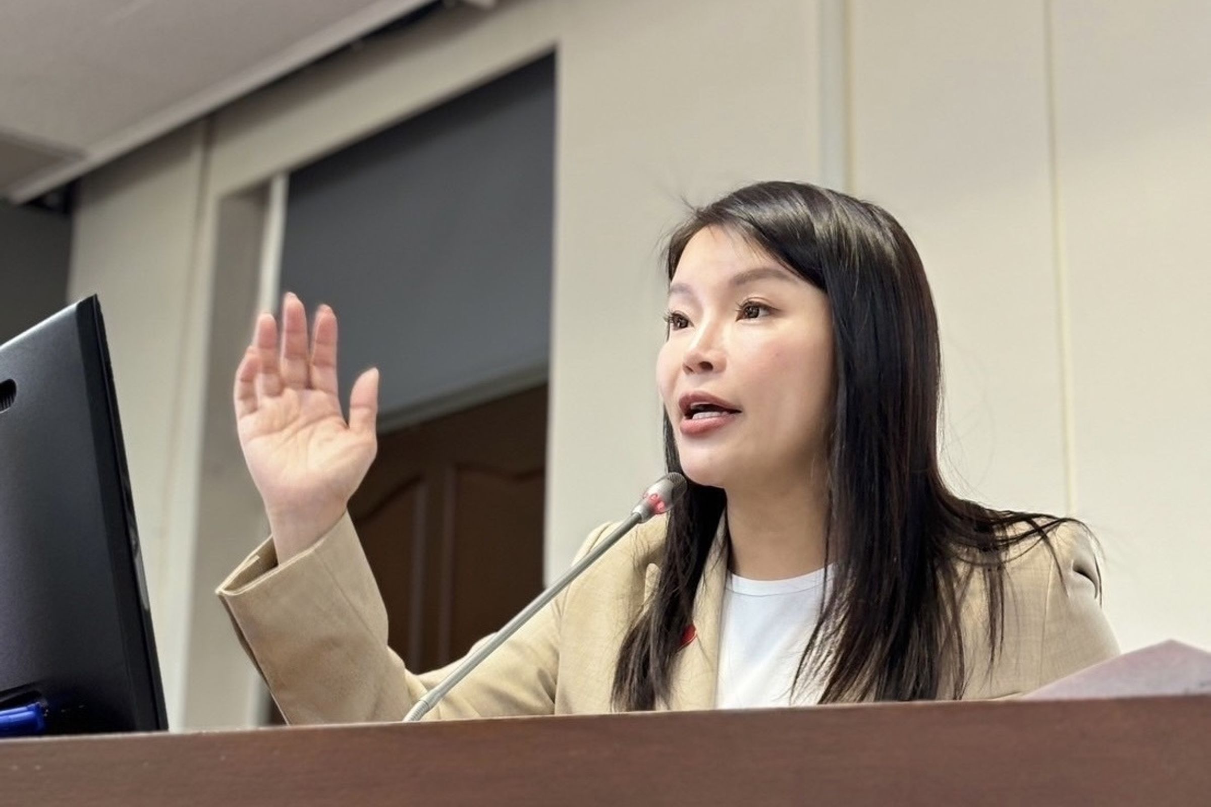 國民黨立委張嘉郡今日質詢再次要求農業部儘速發文食藥署,別再玩2選1的智力測驗。(立委張嘉郡國會辦公室提供)