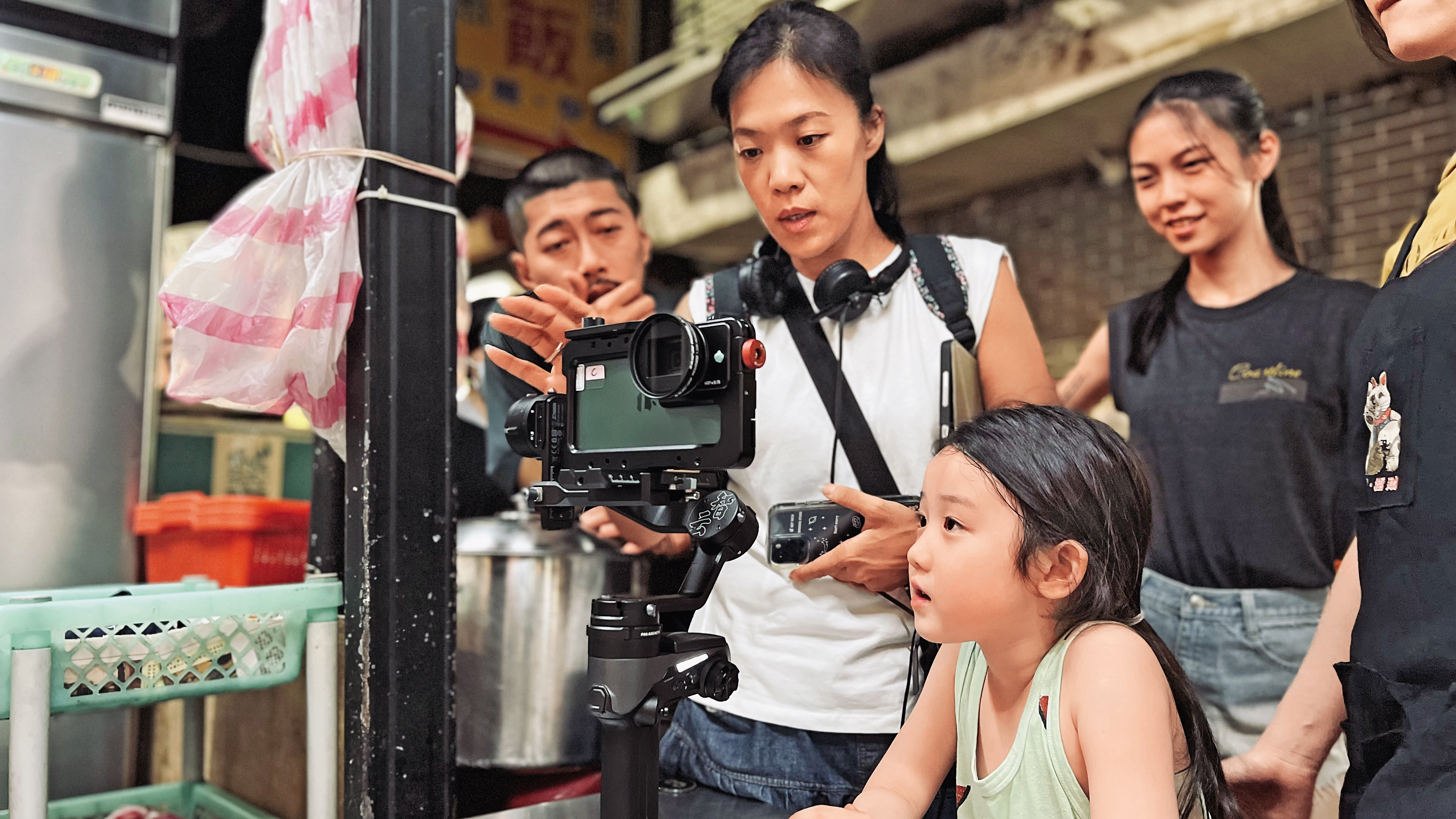 鄒時擎（後排左二）率精簡人力、以手機實景拍攝，原汁原味呈現台灣夜市的樣貌。（光年映畫提供）
