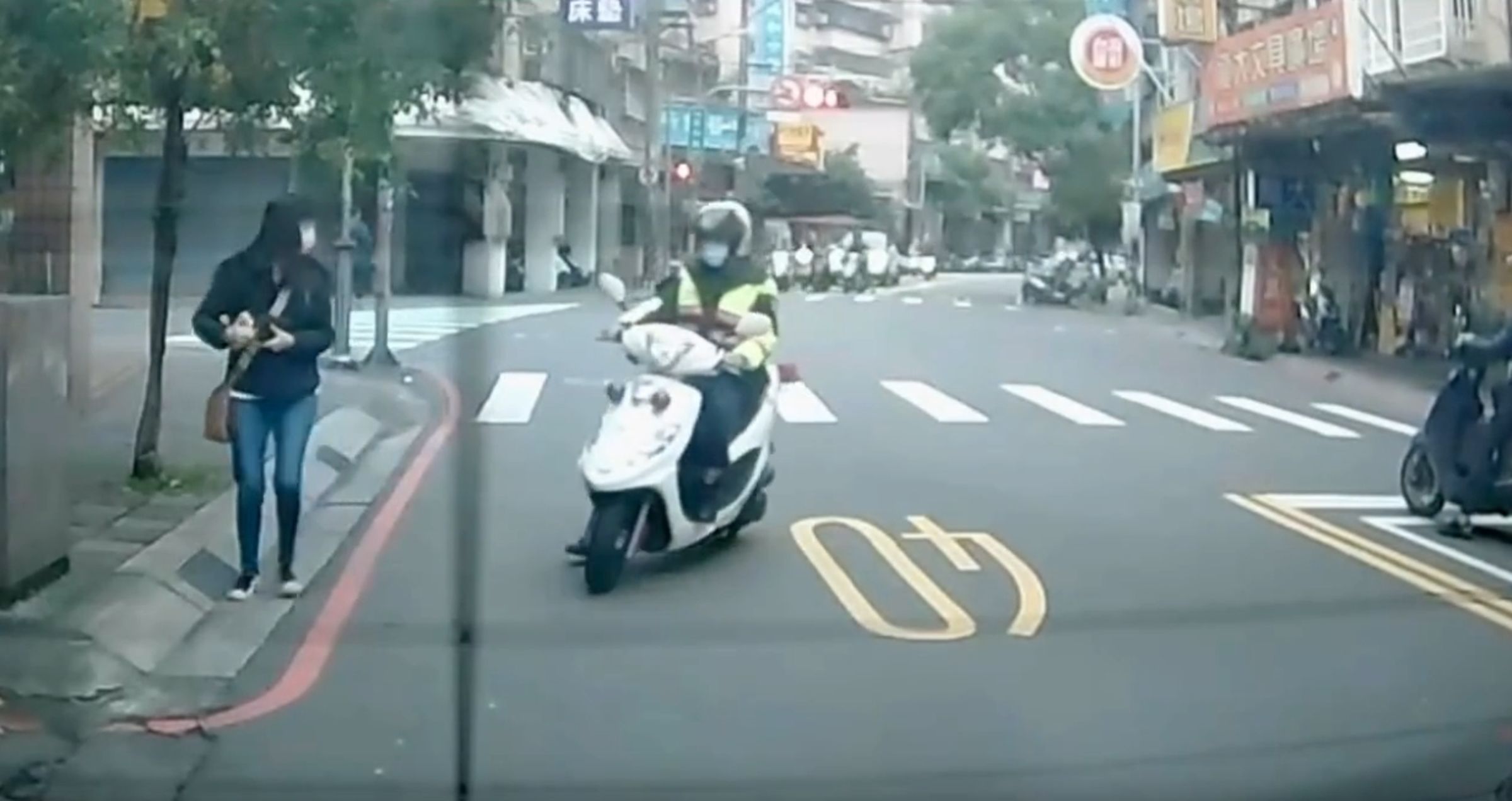 有位女子過馬路時因交通違規，被警察開單。（翻攝自爆料公社）