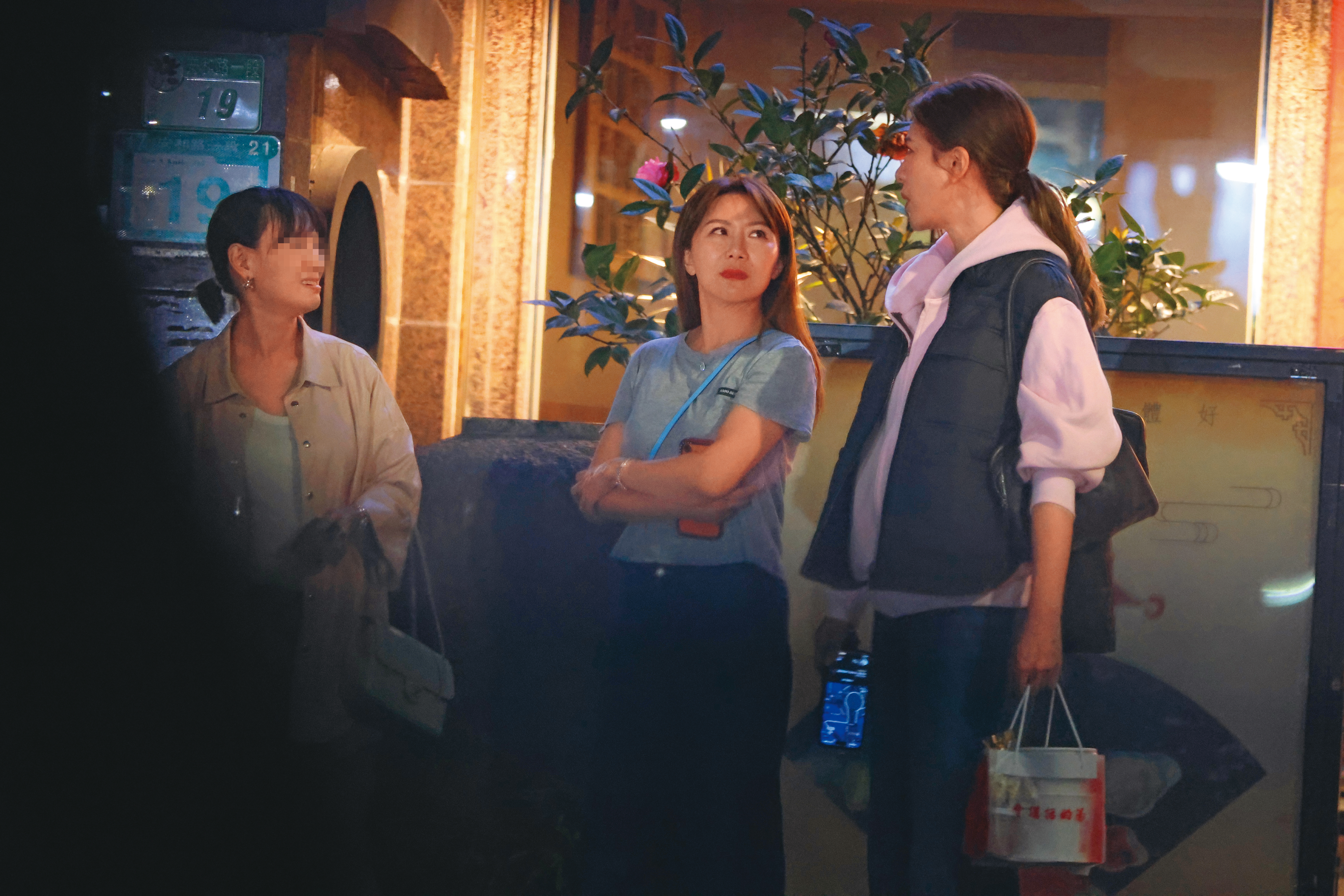 3月31日21點41分，佩甄（左）和小禎（右）等友人在門口繼續閒聊好一陣子。