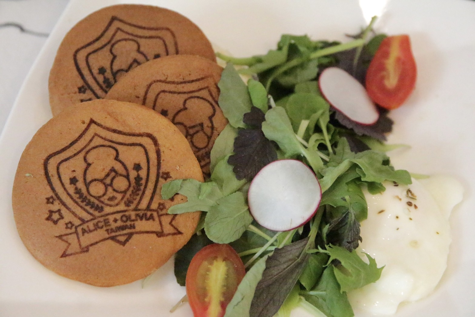 想要來點有澱粉的輕食，可以選擇清爽的「活力生菜鬆餅」。（350元／份）