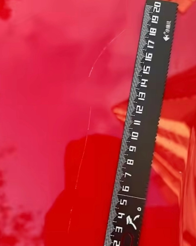 法拉利車身可見明顯刮痕，但雙方目前對維修費用沒有共識。（翻攝微博）