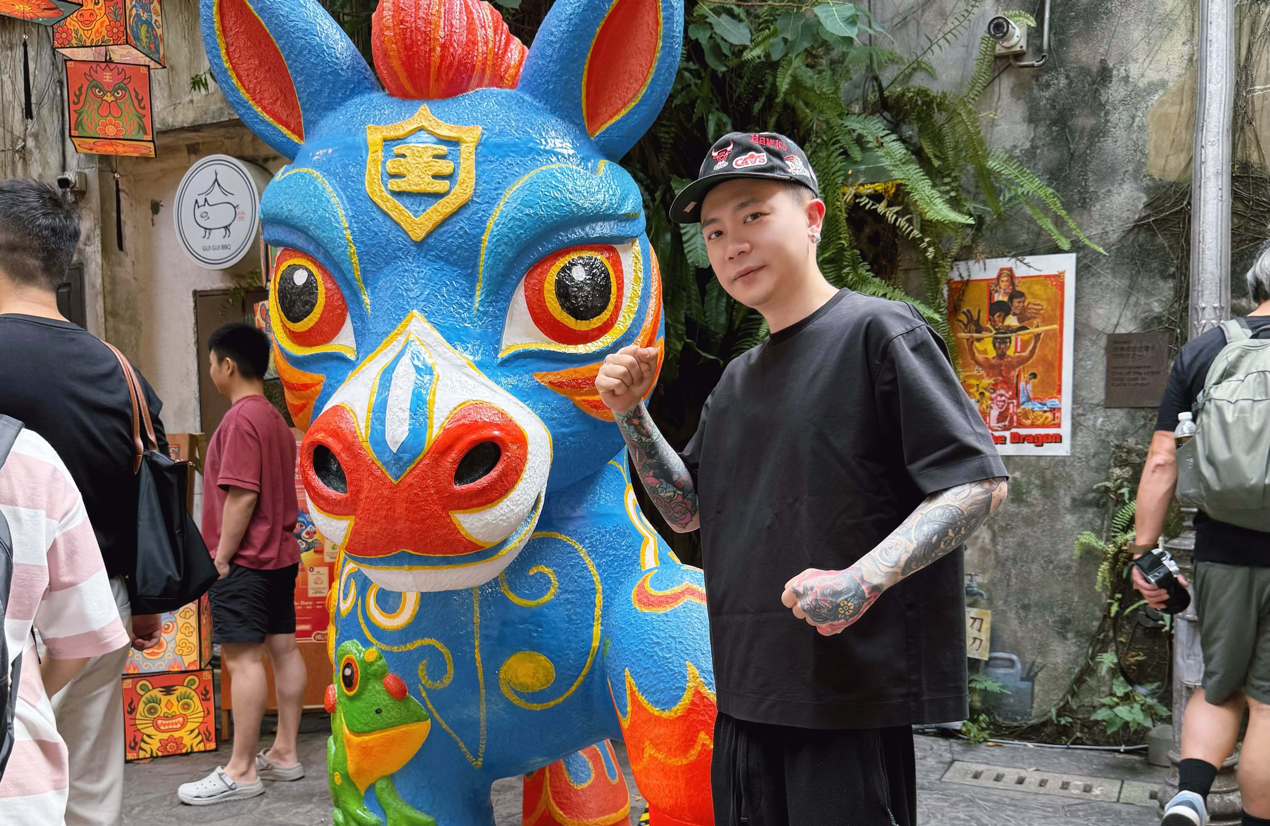 蕭秉治日前隨五月天赴馬來西亞演出，把握時間踩點打卡。（相信音樂提供）