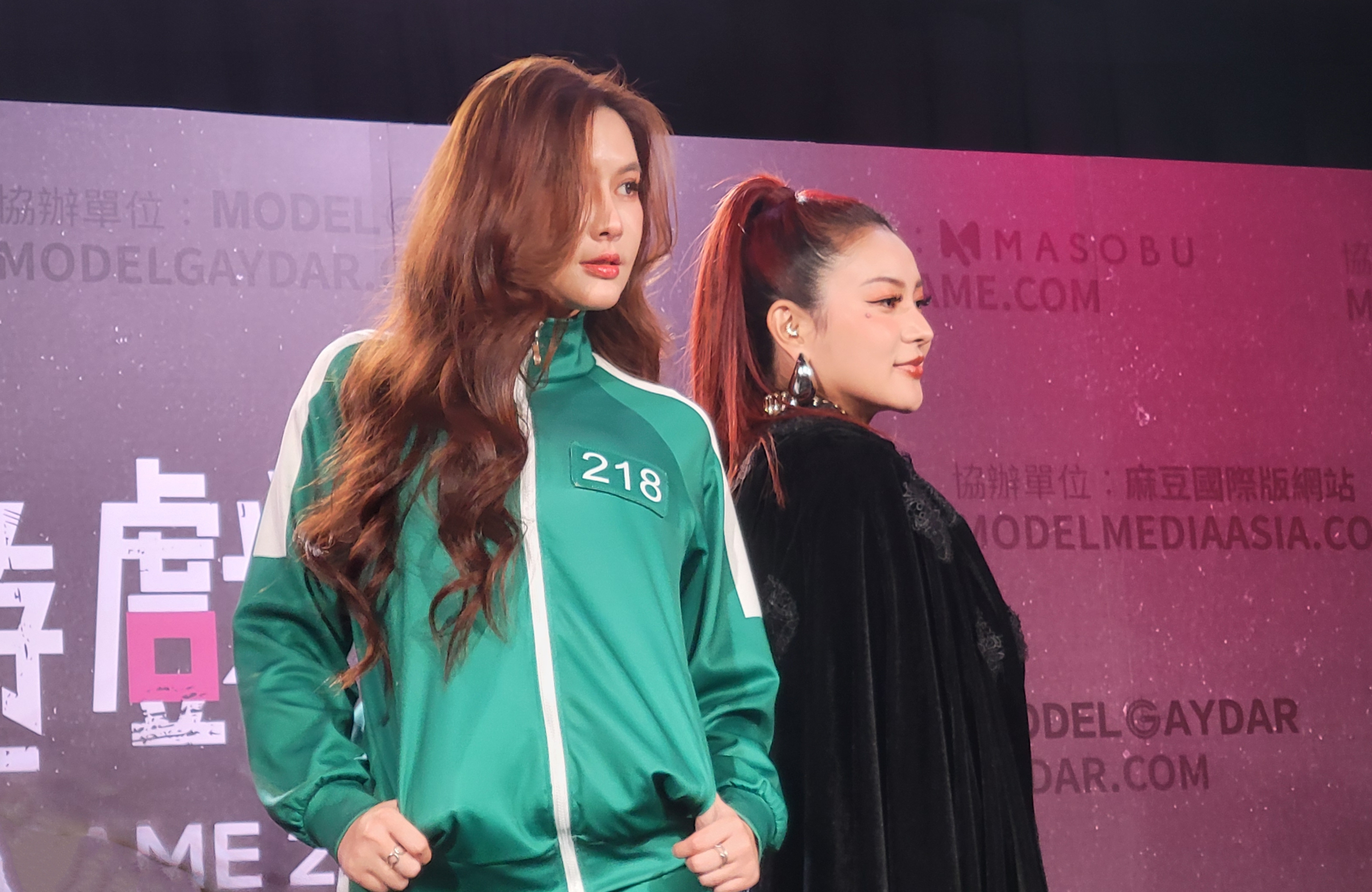 Rae Lil Black稱讚台灣女優的髮質與皮膚都保養得非常好,左為艾熙。