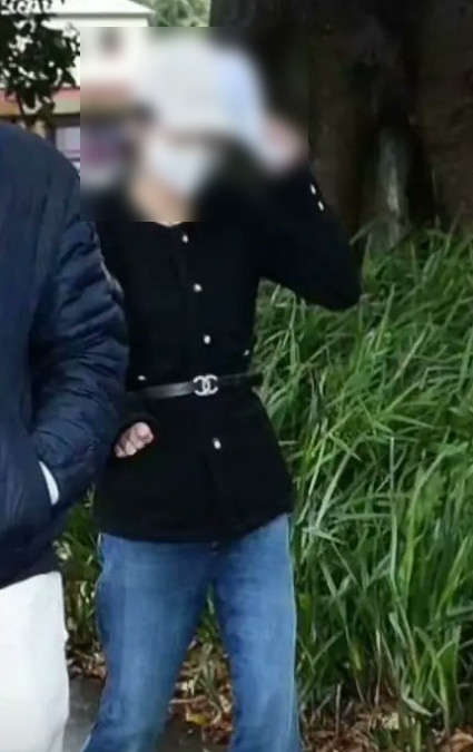 楊蘭蘭全身穿著名牌,顯示出財力驚人,但背景成謎。(翻攝微博)